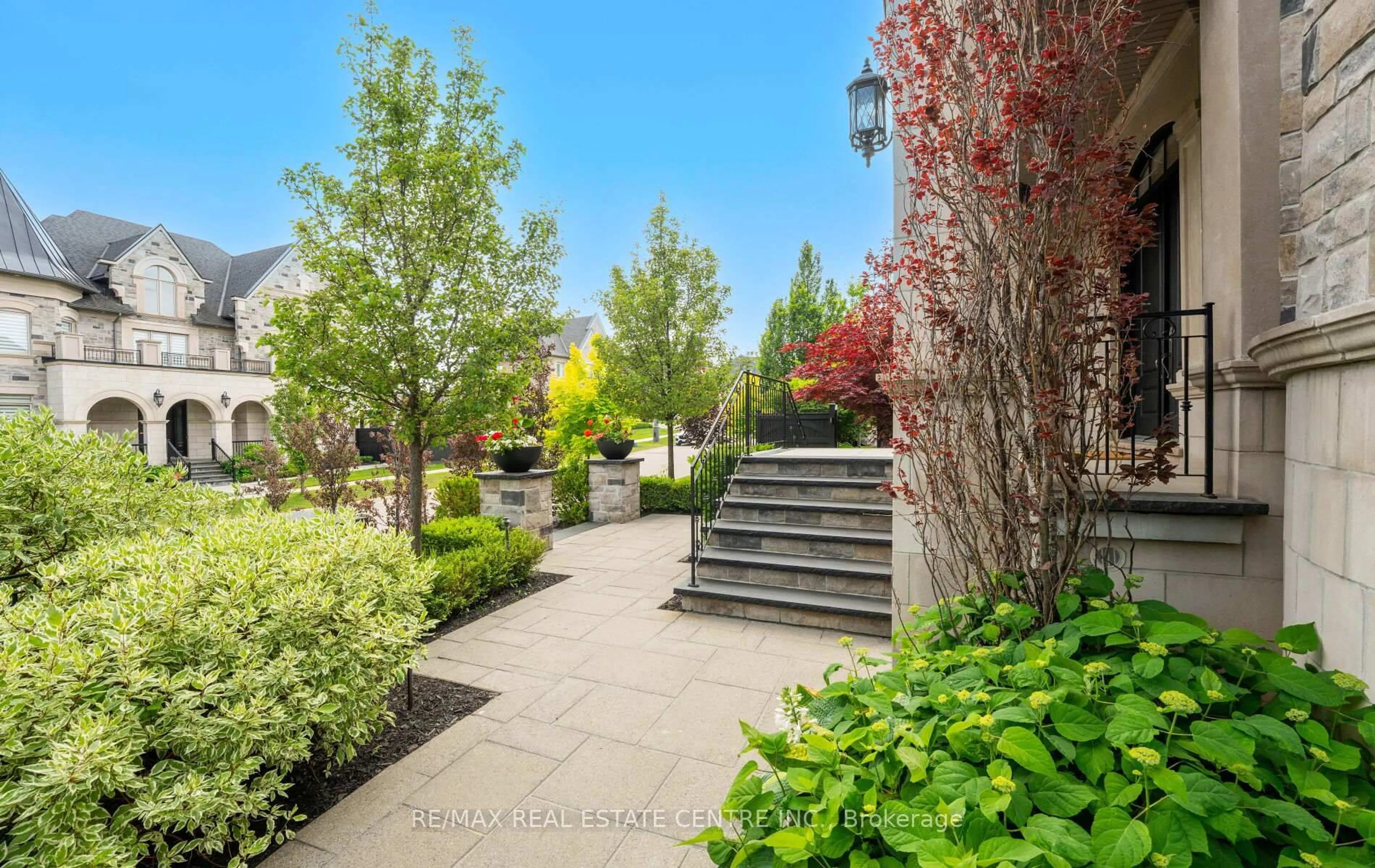 Patio, street for 60 Skyline Tr, King Ontario L7B 1N2