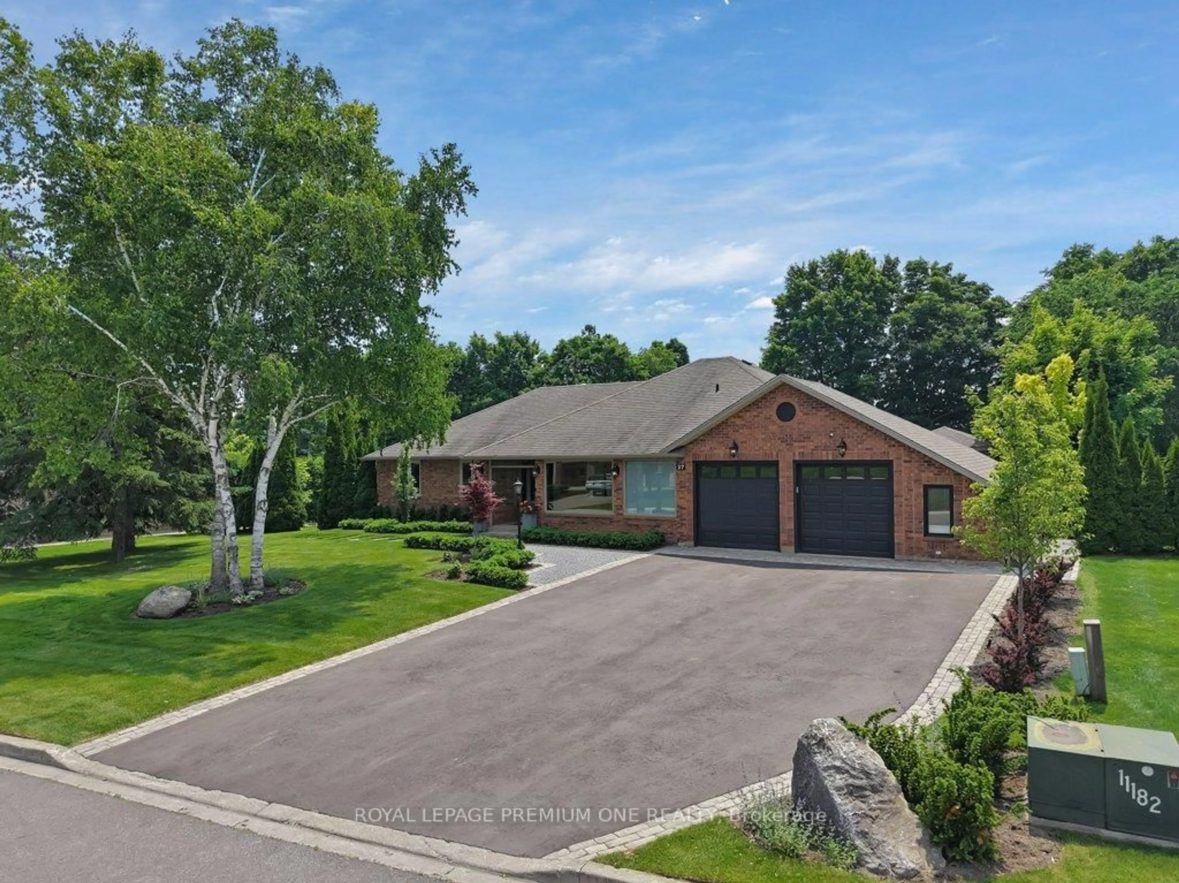 A pic from outside/outdoor area/front of a property/back of a property/a pic from drone, street for 27 Cain Crt, King Ontario L0G 1N0