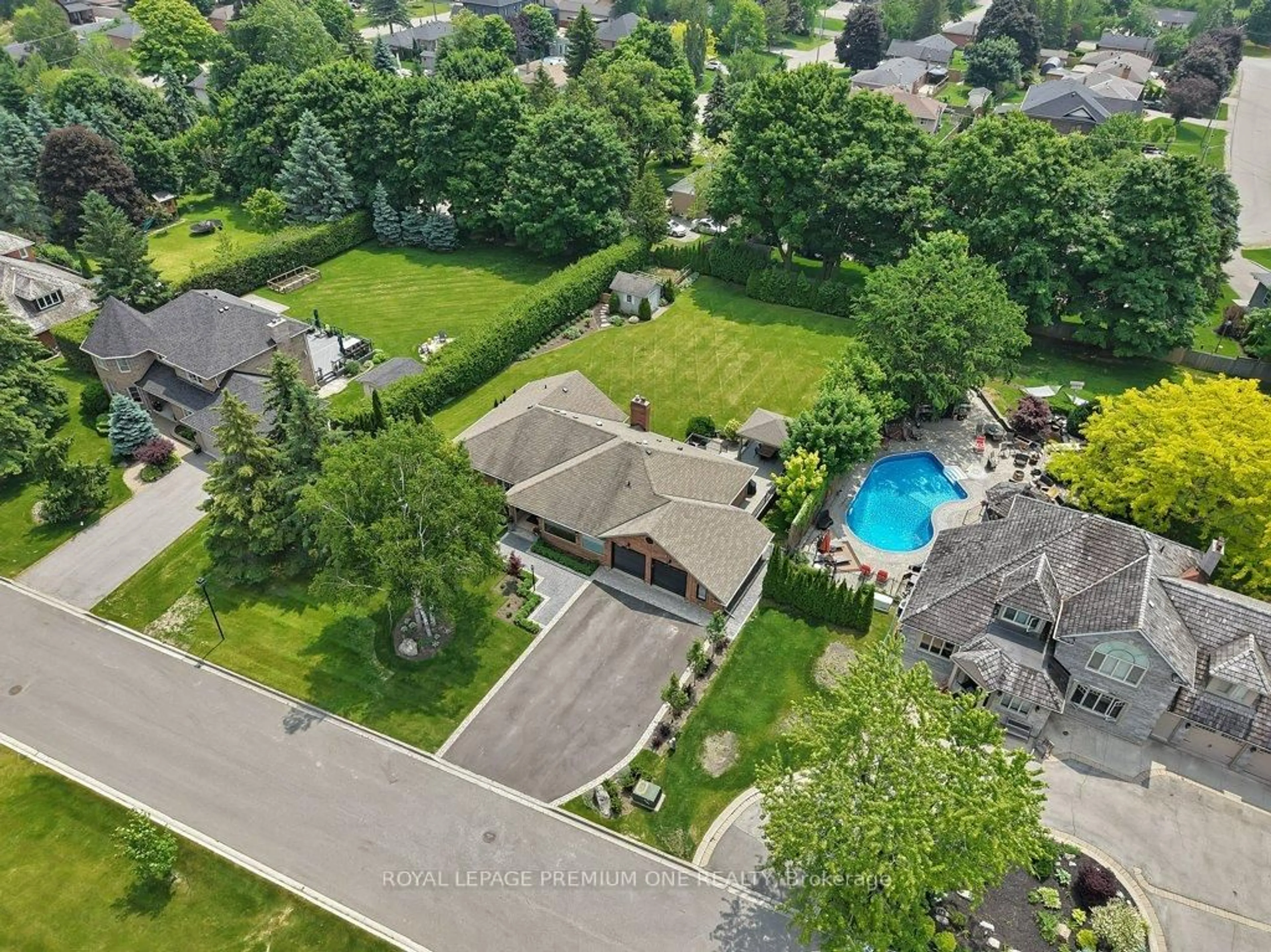 A pic from outside/outdoor area/front of a property/back of a property/a pic from drone, street for 27 Cain Crt, King Ontario L0G 1N0