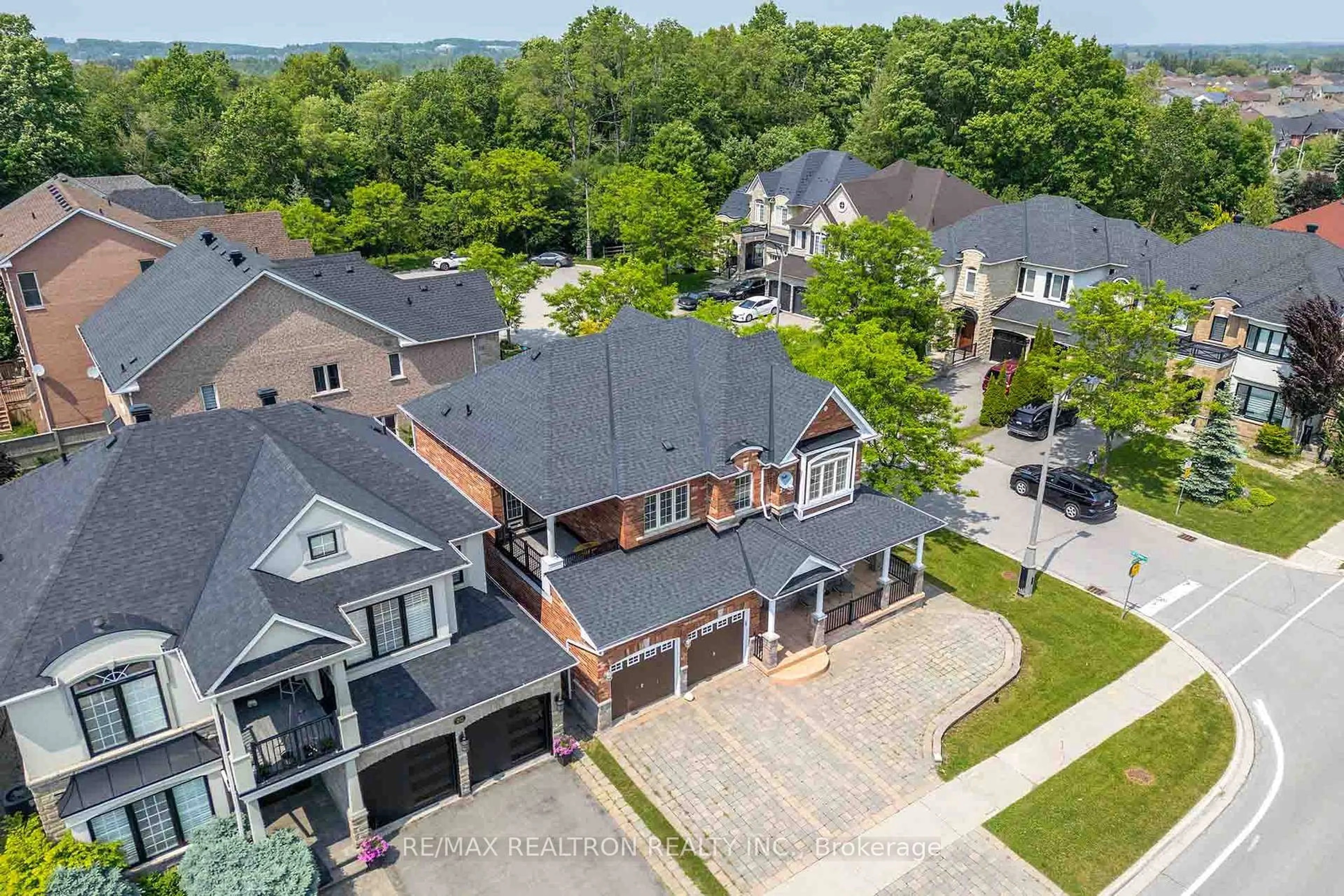 A pic from outside/outdoor area/front of a property/back of a property/a pic from drone, street for 18 Augustine Ave, Richmond Hill Ontario L4E 4X6