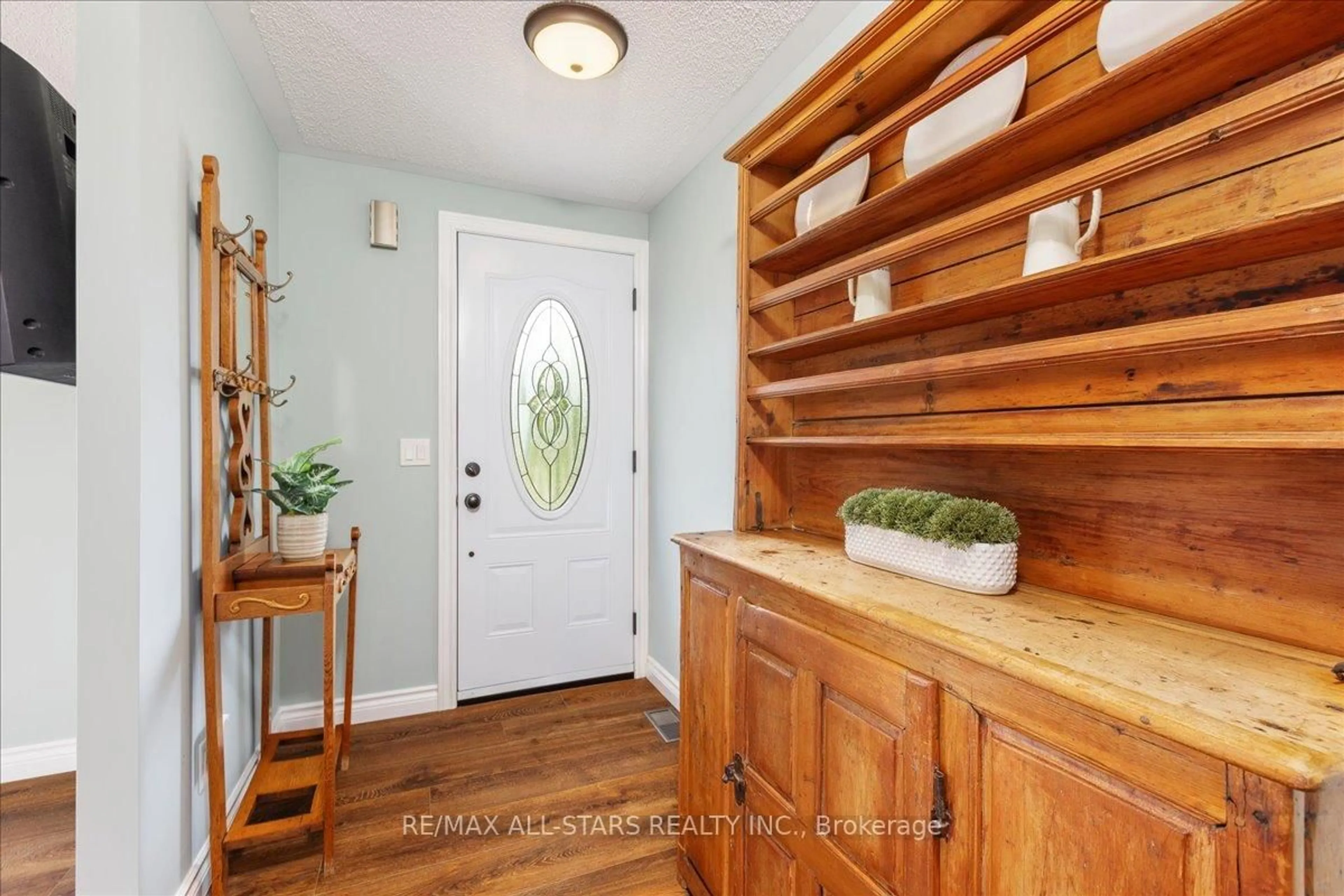 Indoor entryway for 17 Juno Cres, Georgina Ontario L0E 1R0