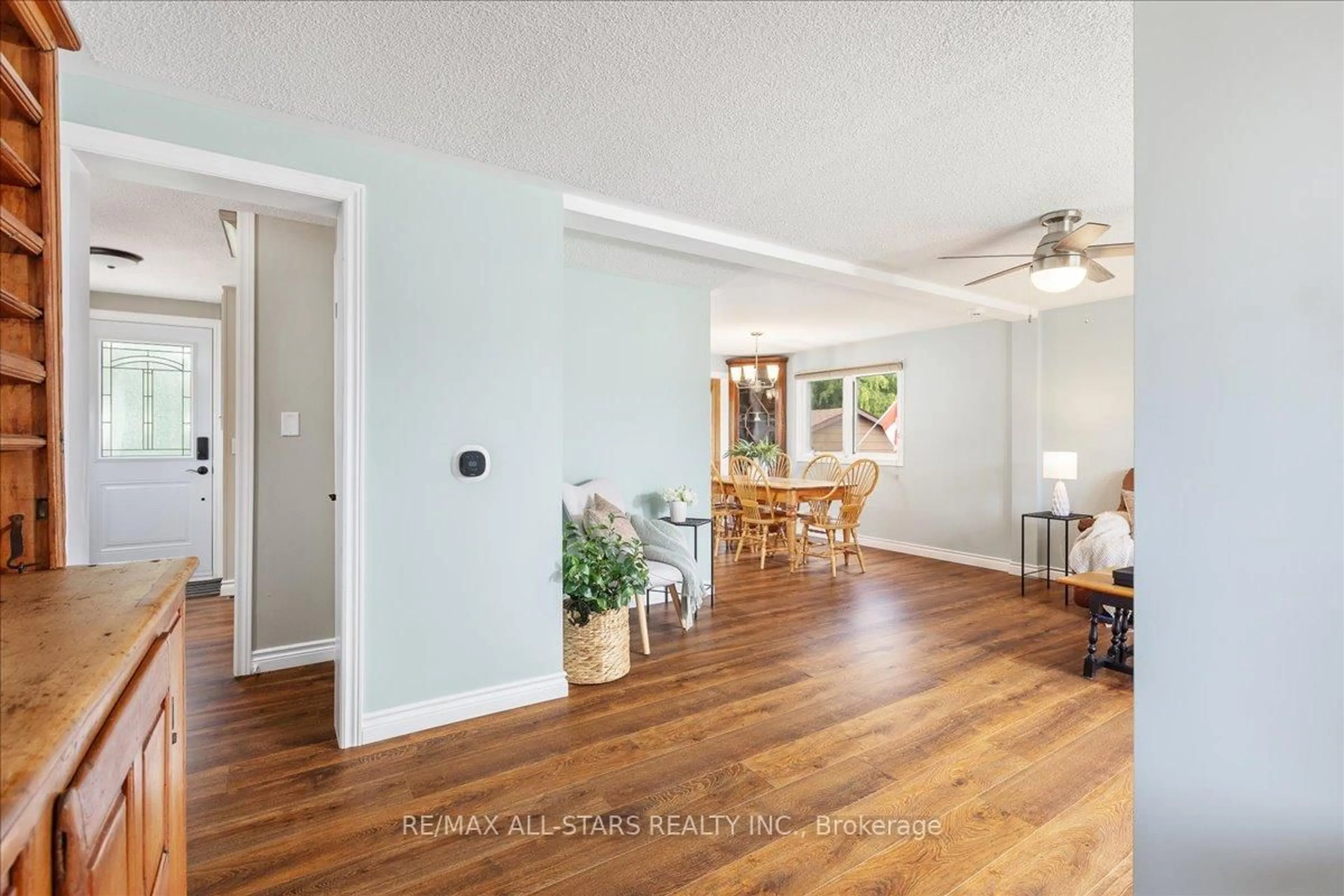 Indoor entryway for 17 Juno Cres, Georgina Ontario L0E 1R0
