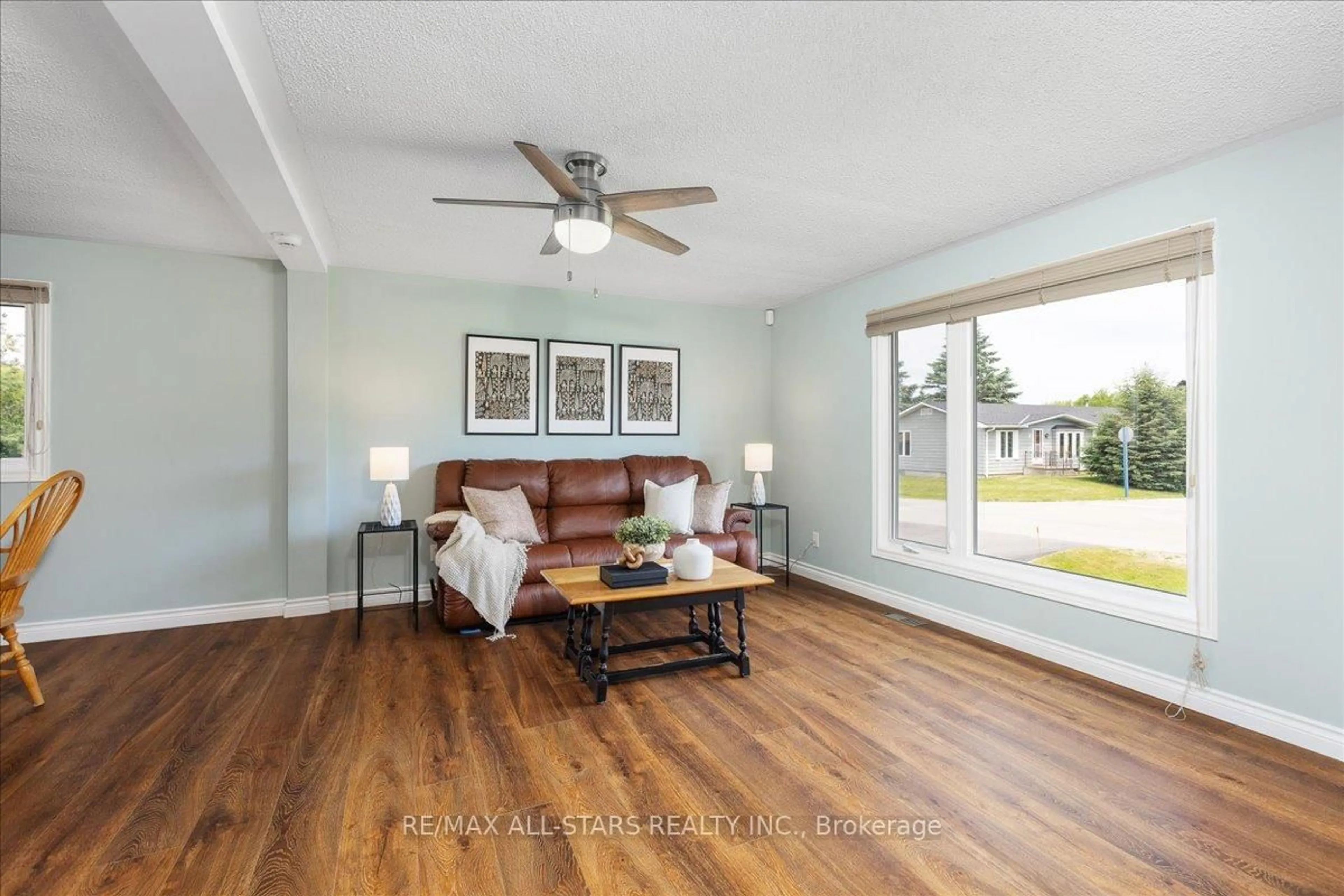 Living room with furniture, wood/laminate floor for 17 Juno Cres, Georgina Ontario L0E 1R0