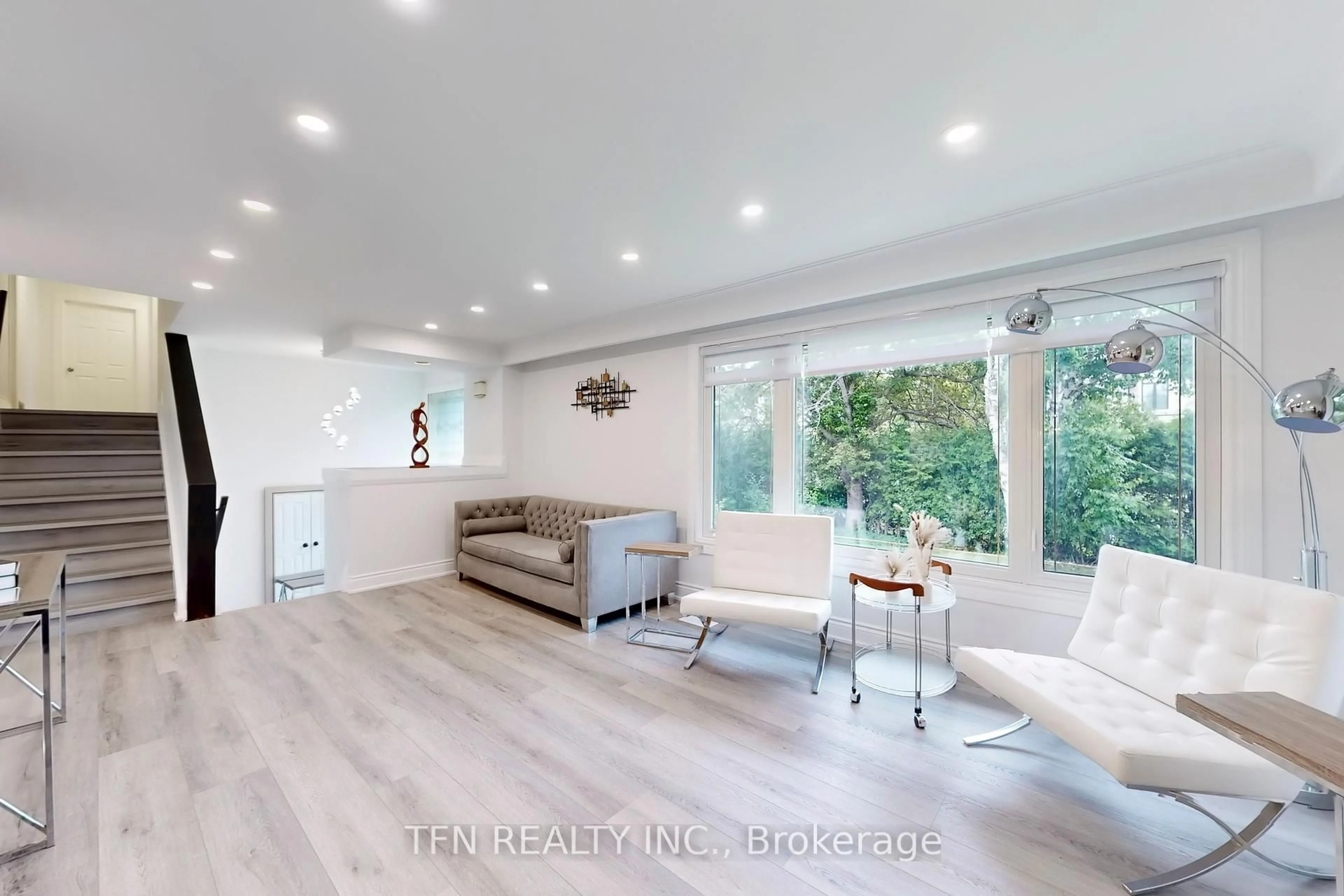 Living room with furniture, unknown for 26 Claridge Dr, Richmond Hill Ontario L4C 6H2