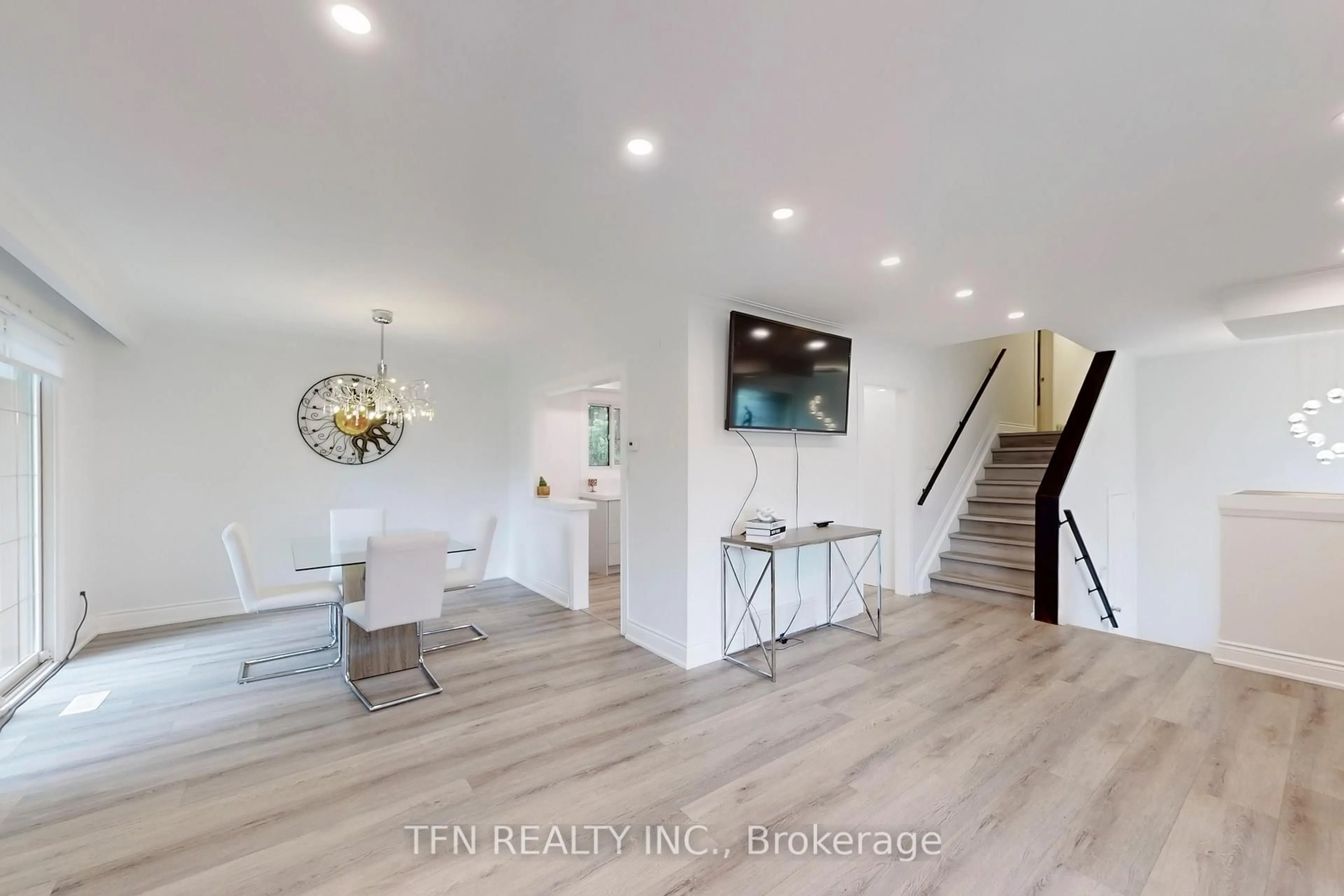 Indoor entryway for 26 Claridge Dr, Richmond Hill Ontario L4C 6H2