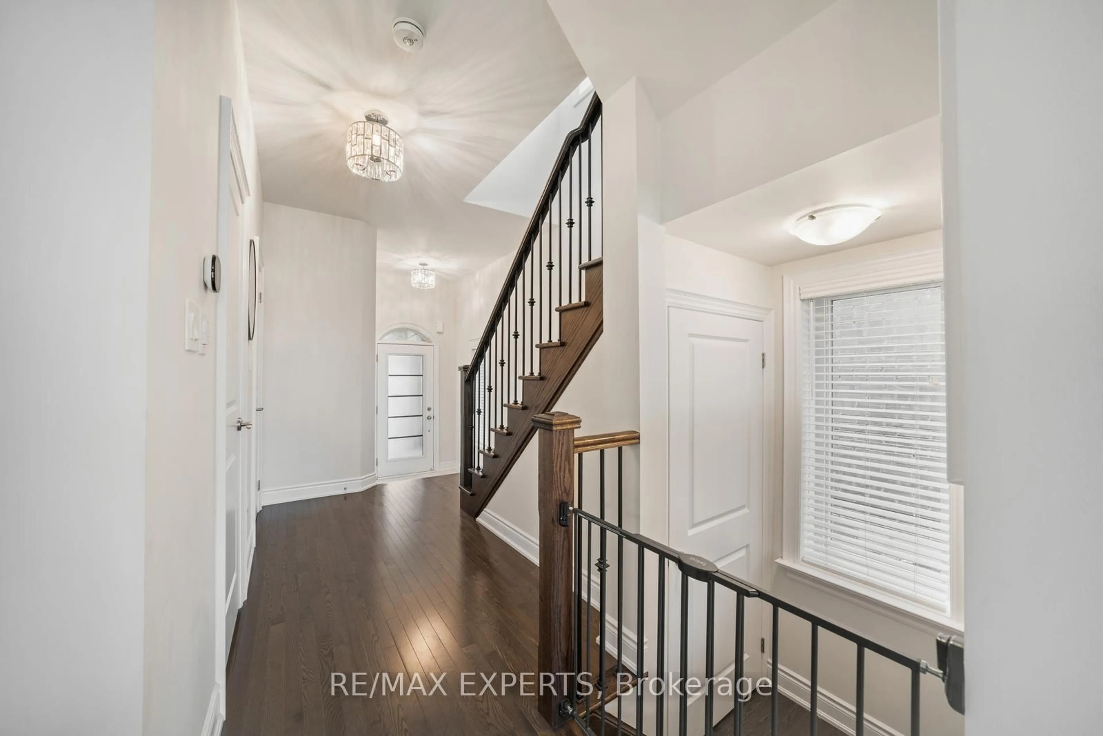 Indoor entryway for 115 Arnold Cres, New Tecumseth Ontario L9R 0T5