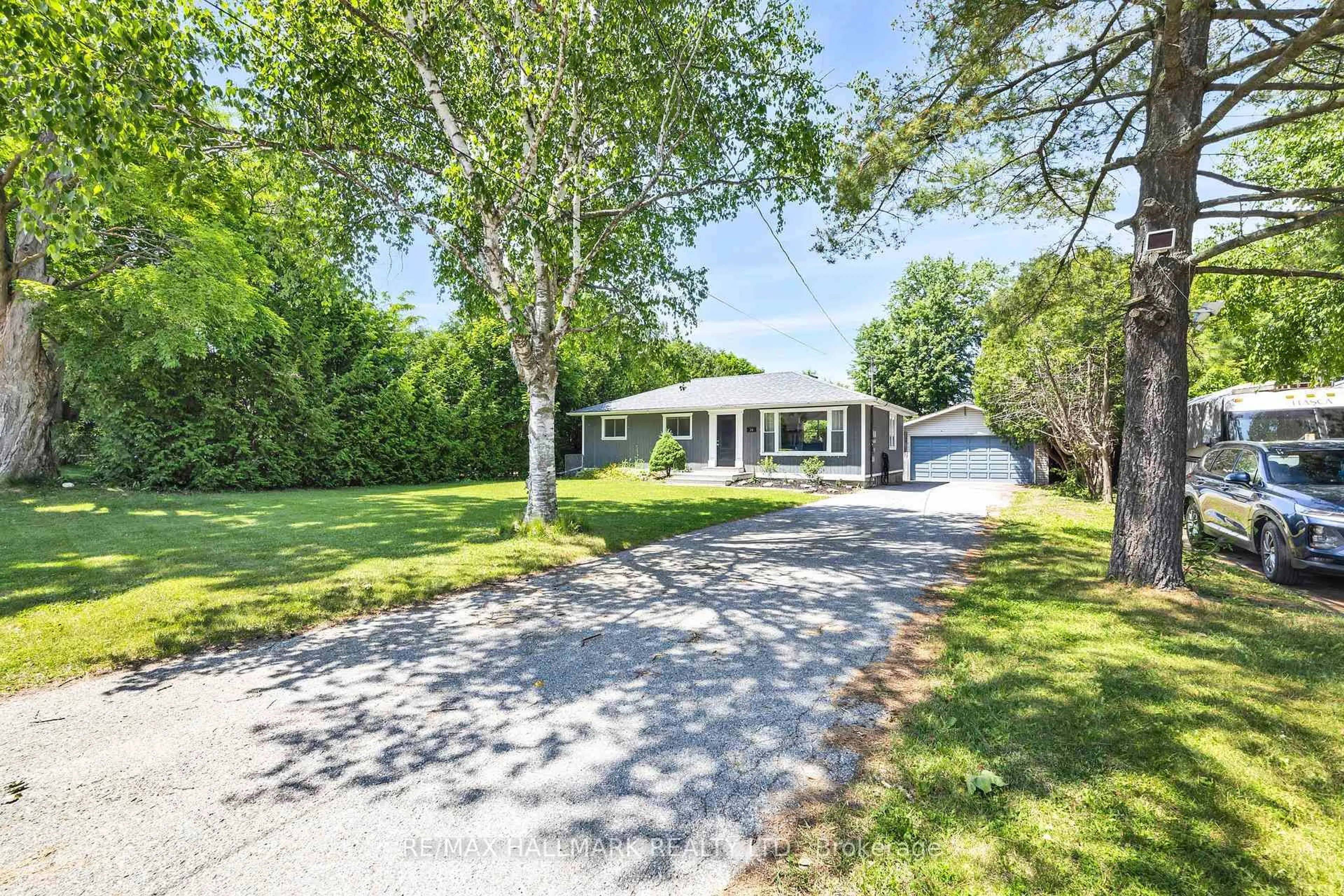 A pic from outside/outdoor area/front of a property/back of a property/a pic from drone, street for 36 Farr Ave, East Gwillimbury Ontario L0G 1V0