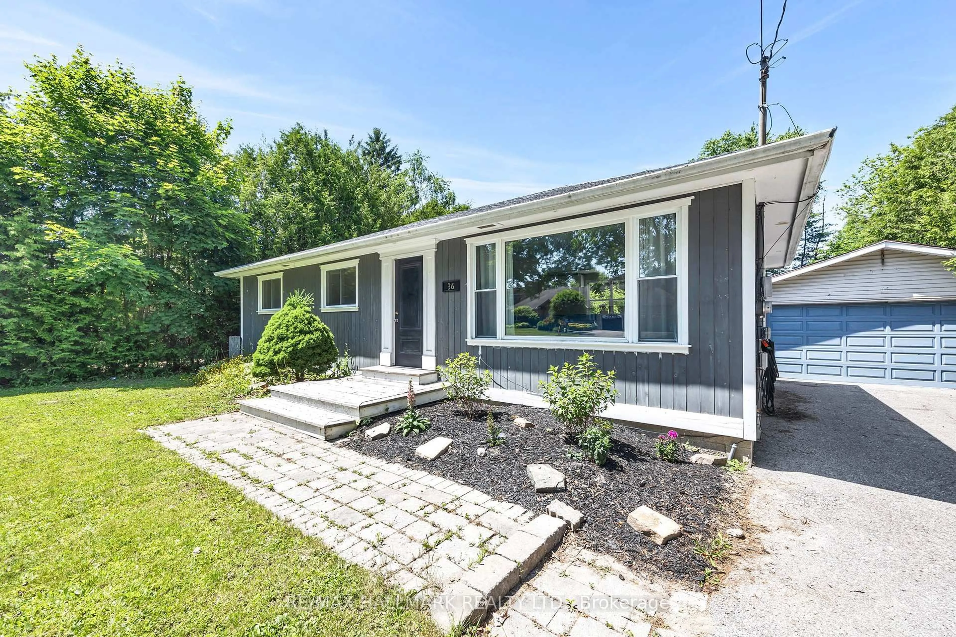Home with vinyl exterior material, street for 36 Farr Ave, East Gwillimbury Ontario L0G 1V0