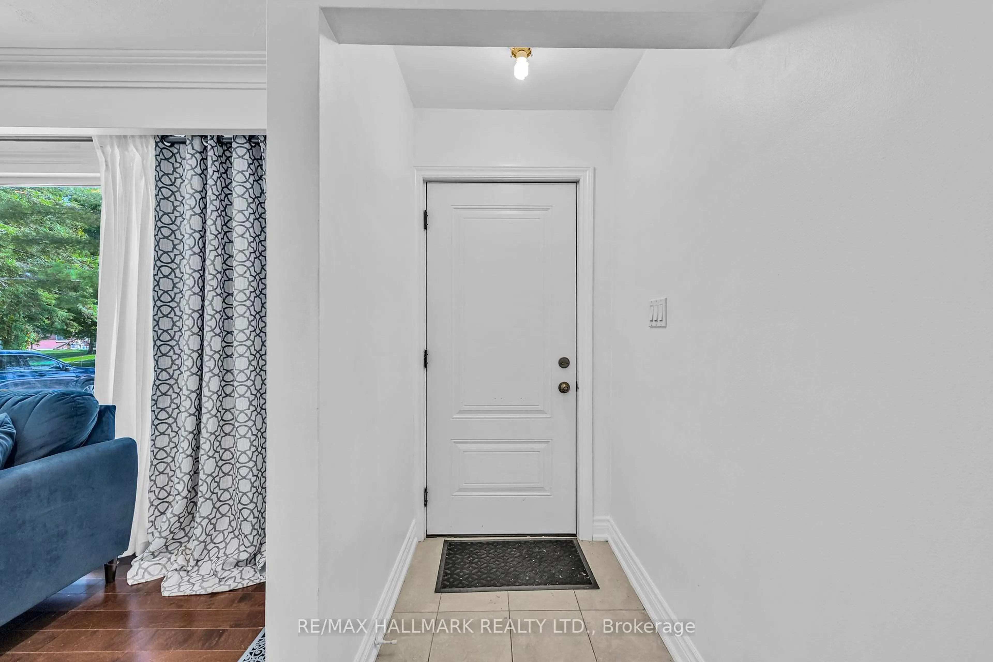 Indoor entryway for 36 Farr Ave, East Gwillimbury Ontario L0G 1V0