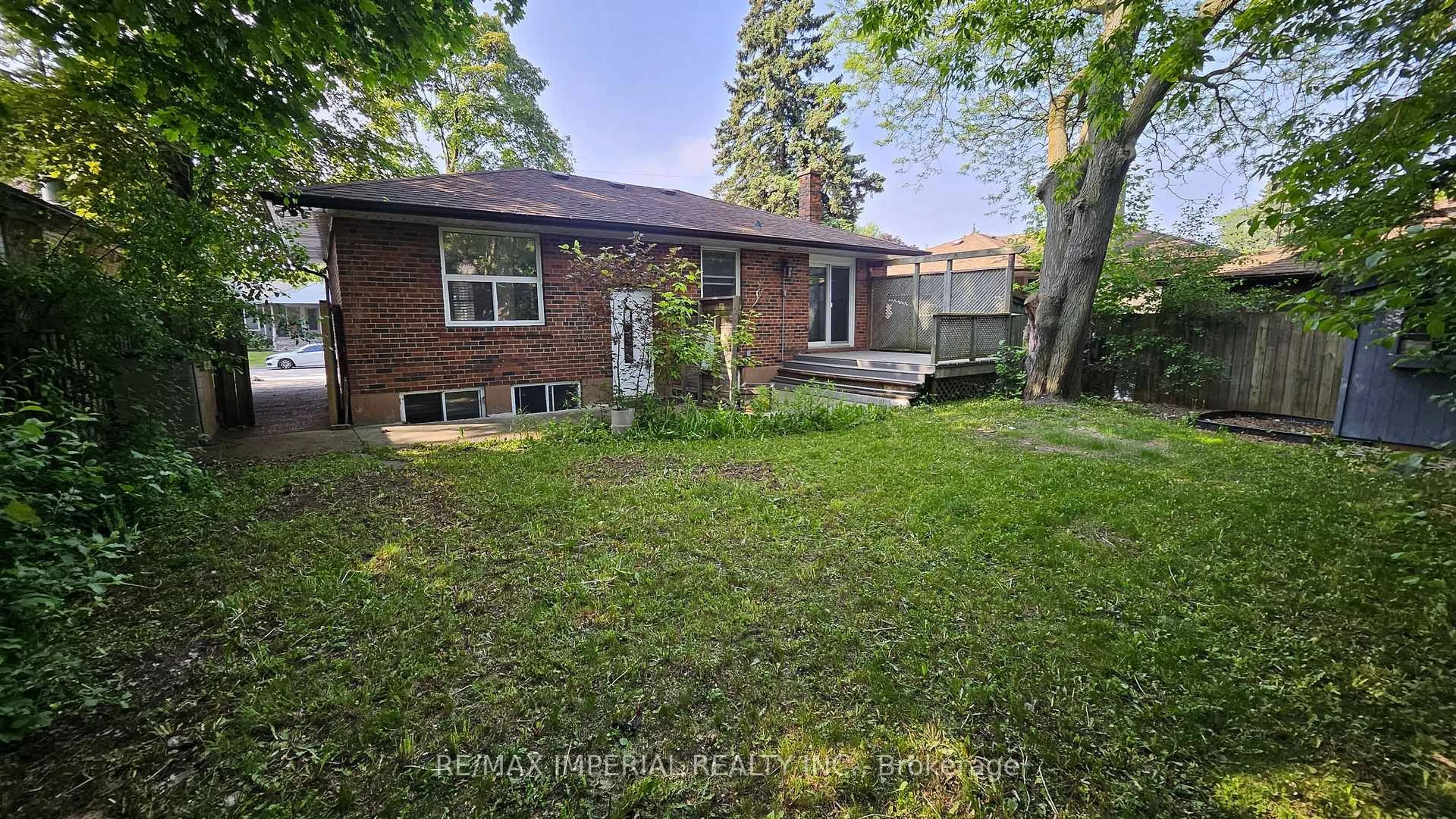 A pic from outside/outdoor area/front of a property/back of a property/a pic from drone, street for 445 Paliser Cres, Richmond Hill Ontario L4C 1R7