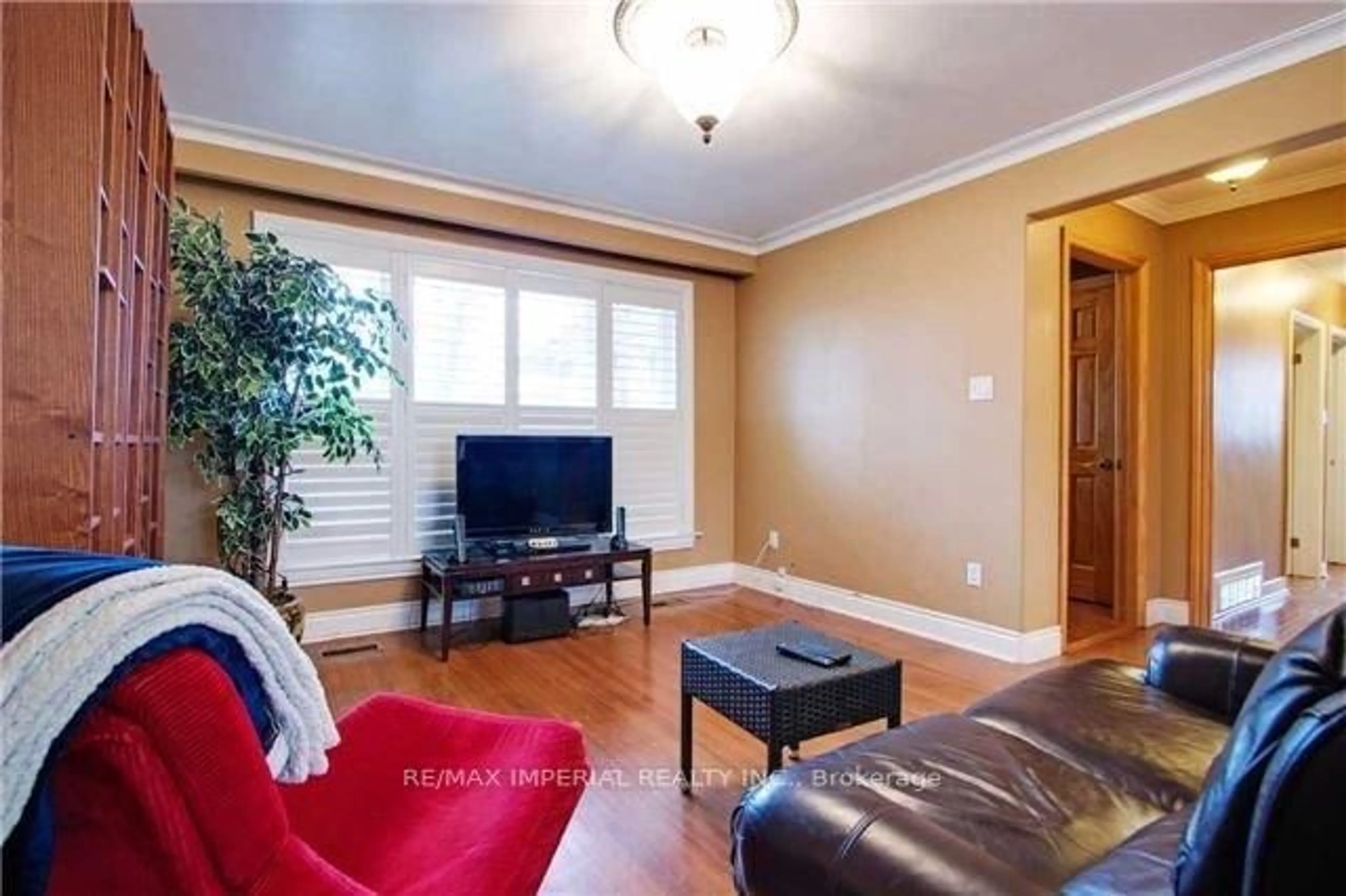 Living room with furniture, wood/laminate floor for 445 Paliser Cres, Richmond Hill Ontario L4C 1R7