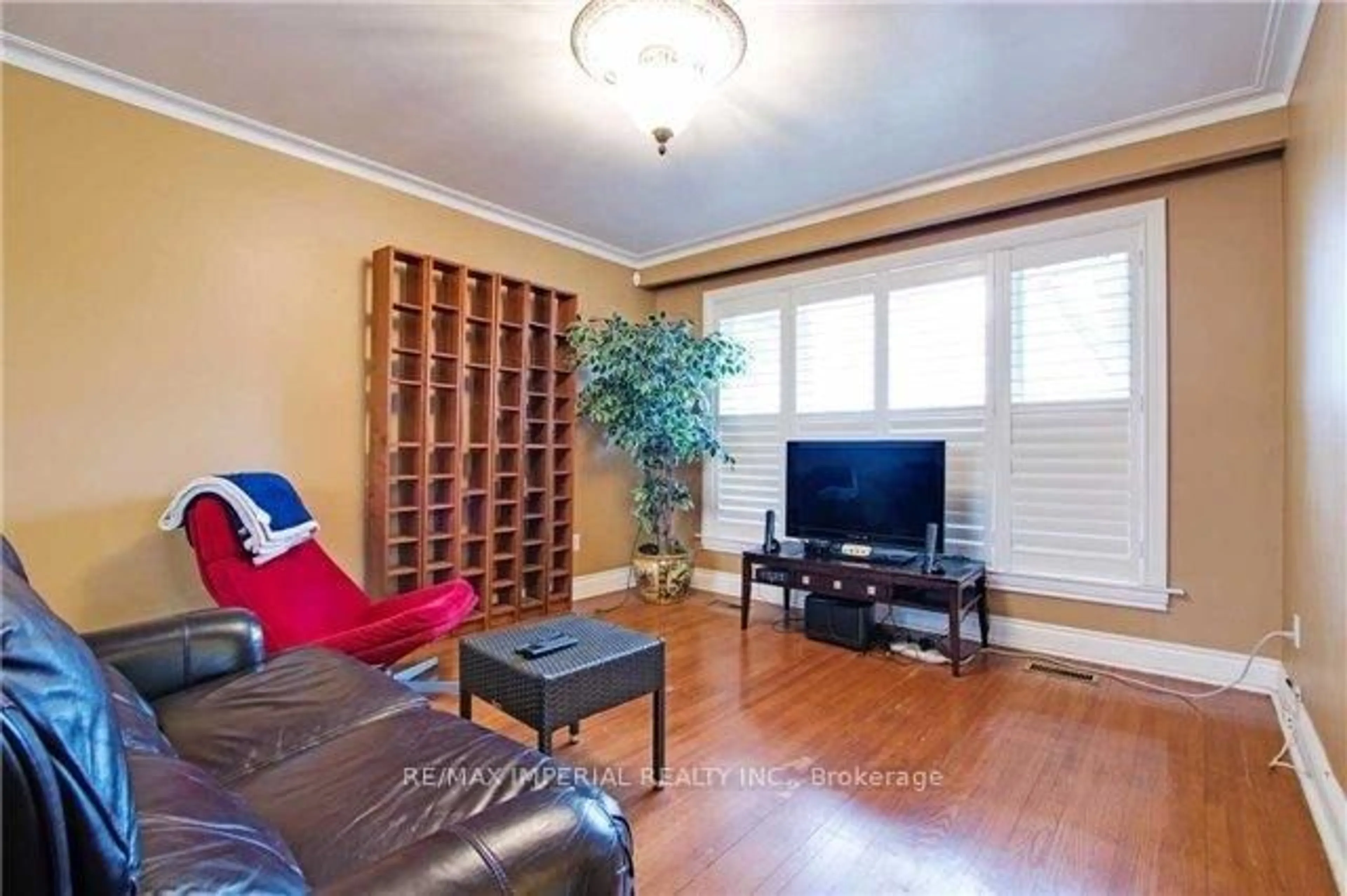 Living room with furniture, wood/laminate floor for 445 Paliser Cres, Richmond Hill Ontario L4C 1R7