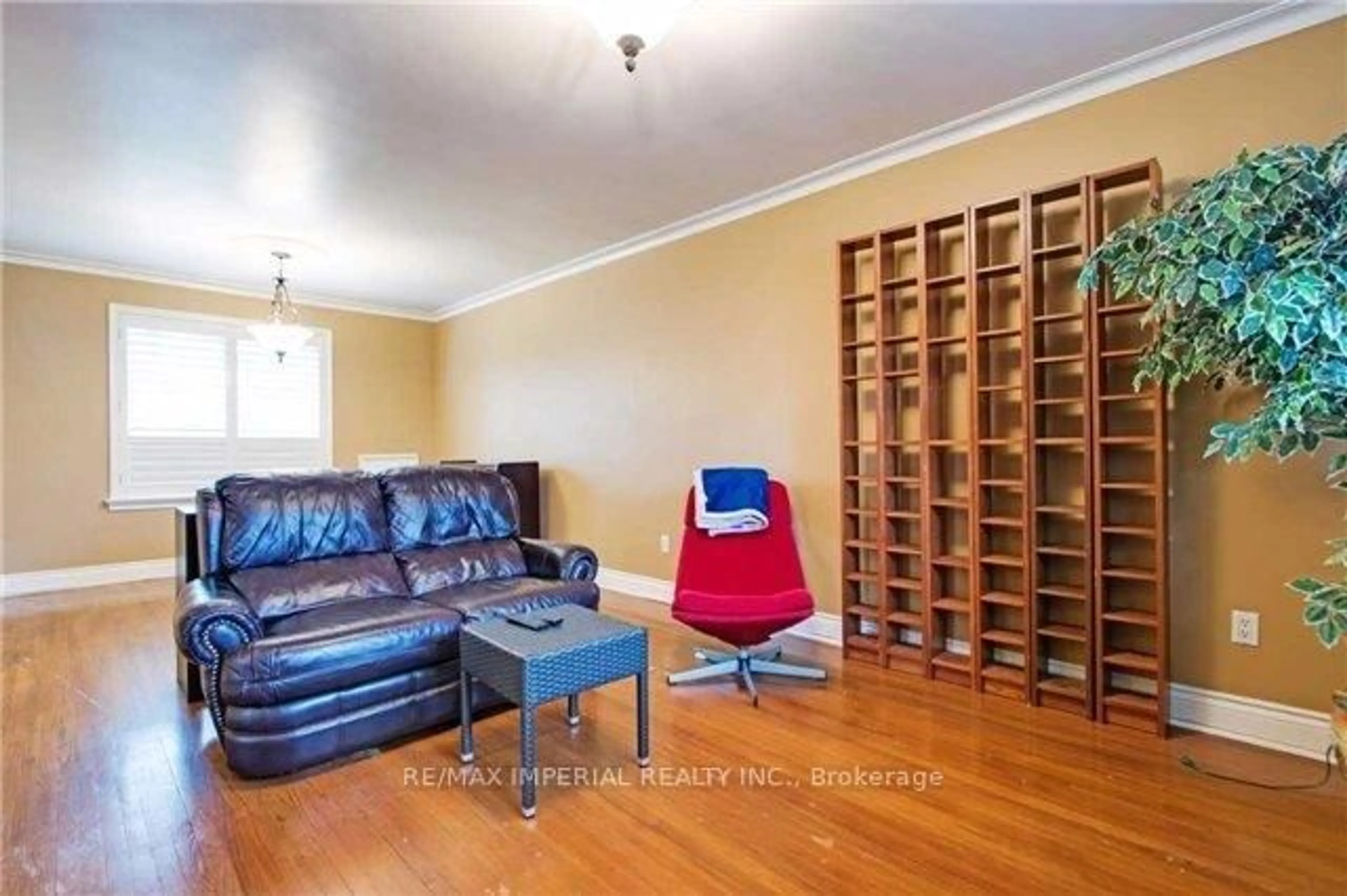 Living room with furniture, wood/laminate floor for 445 Paliser Cres, Richmond Hill Ontario L4C 1R7