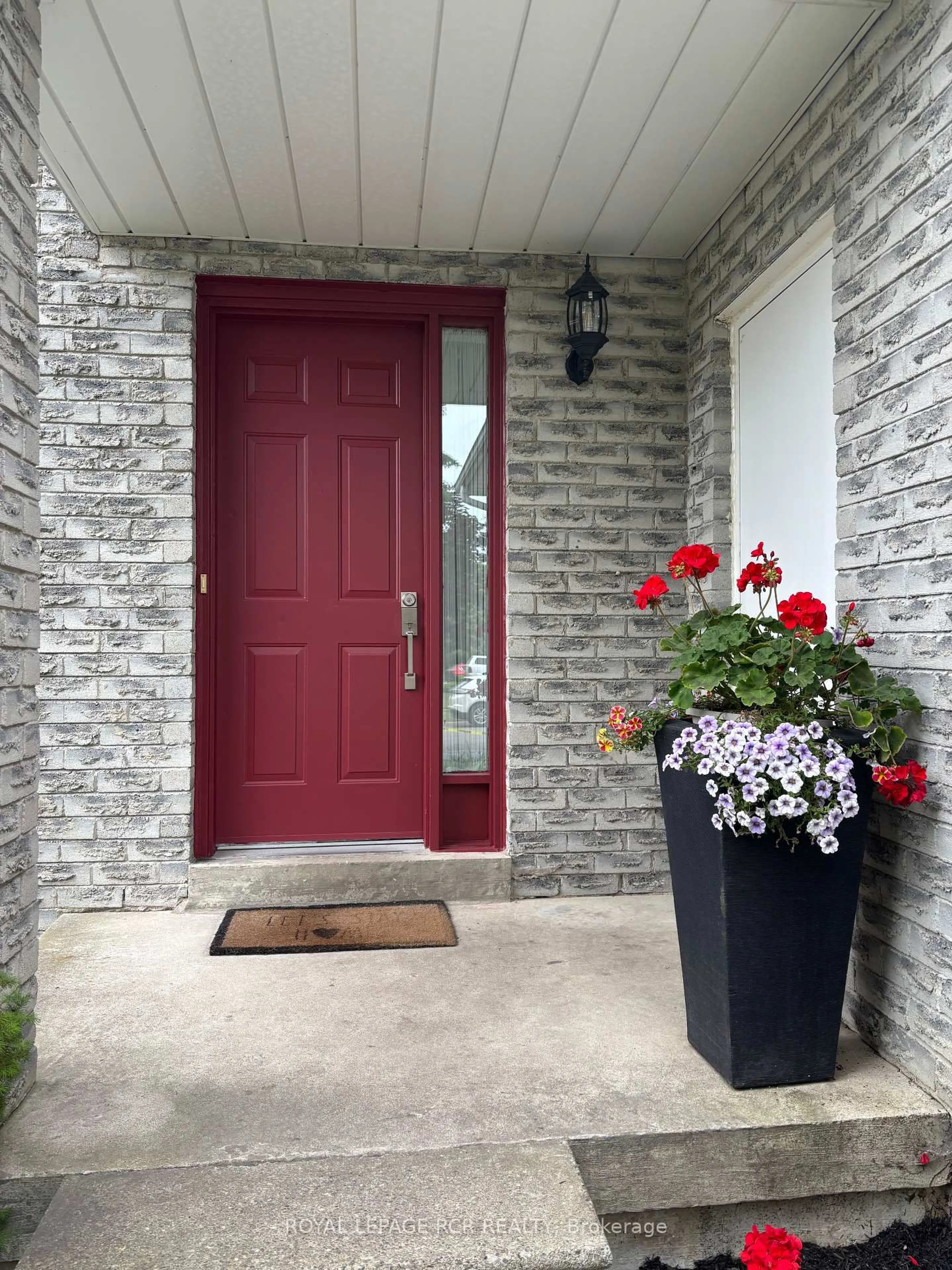 Indoor entryway for 14 Forrestwood Cres, East Gwillimbury Ontario L9N 1C7