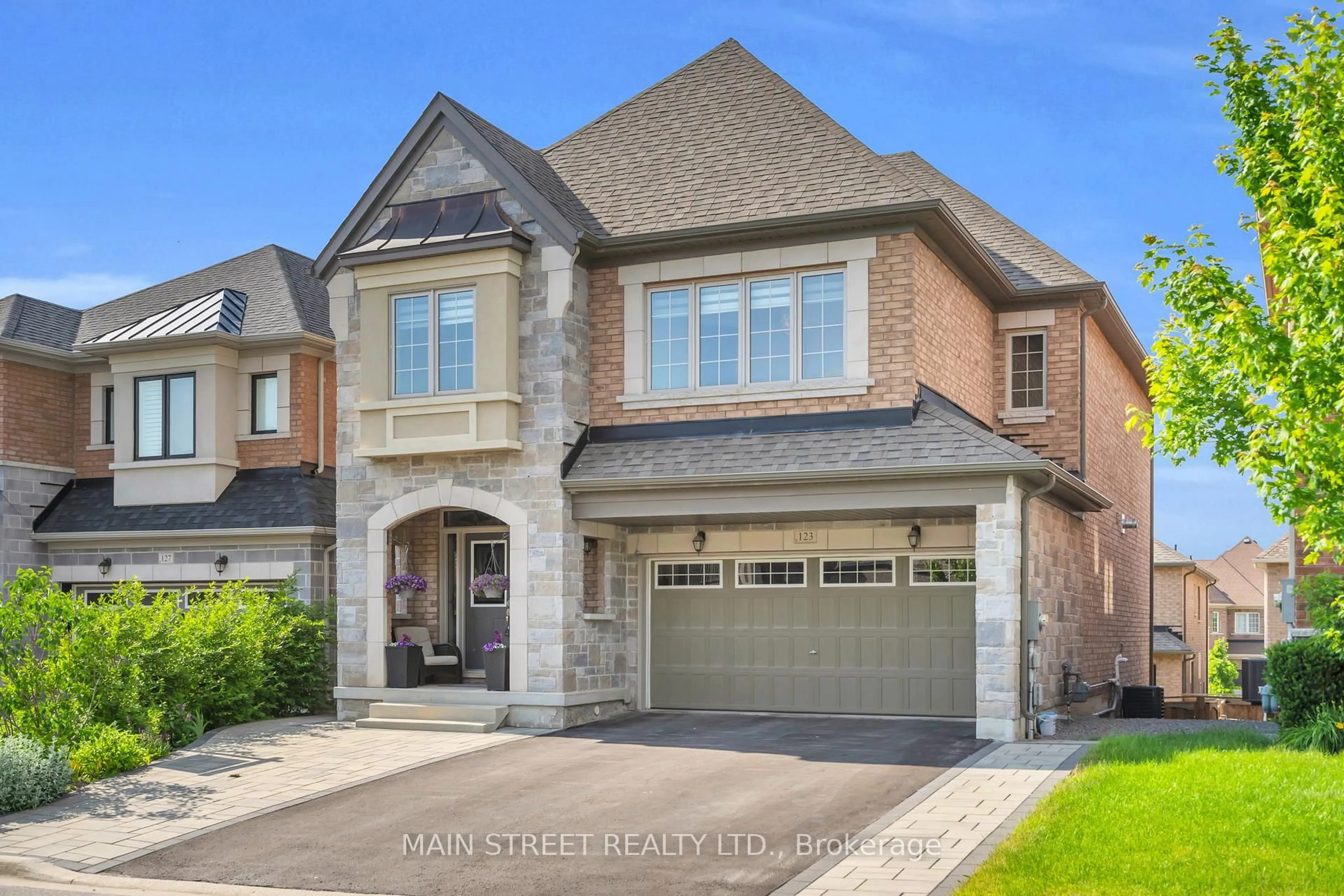 Home with brick exterior material, street for 123 Mondial Cres, East Gwillimbury Ontario L9N 0S1