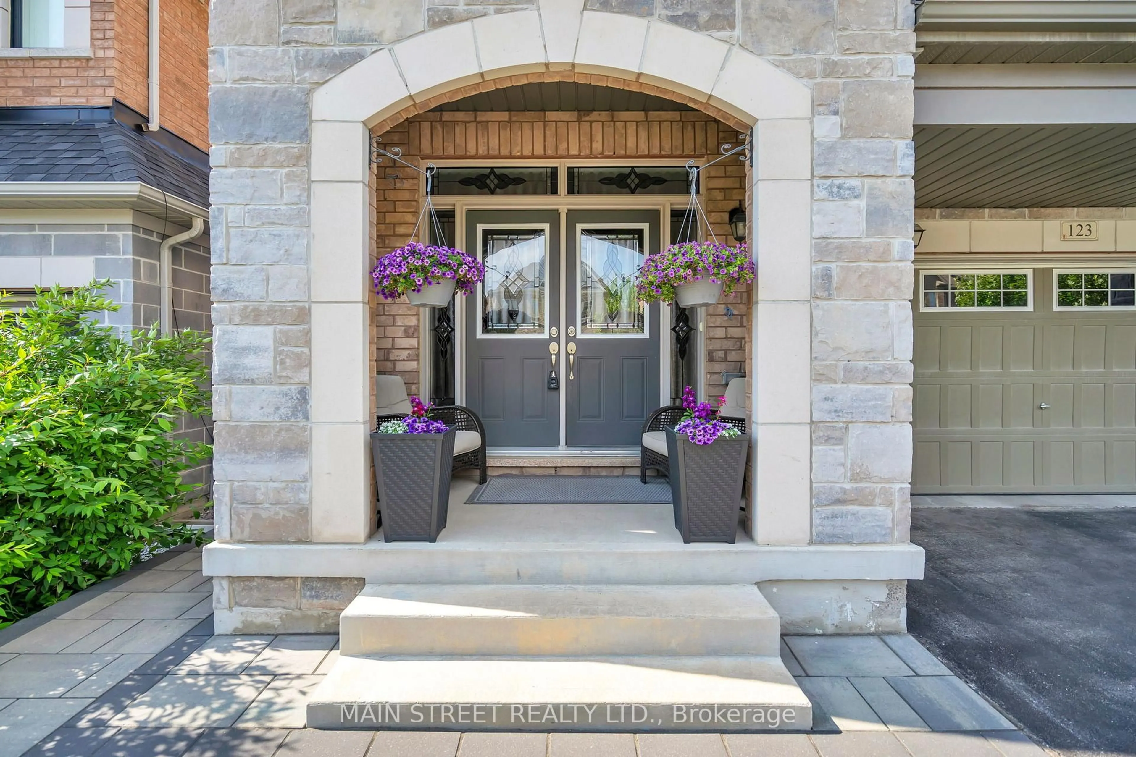 Indoor entryway for 123 Mondial Cres, East Gwillimbury Ontario L9N 0S1