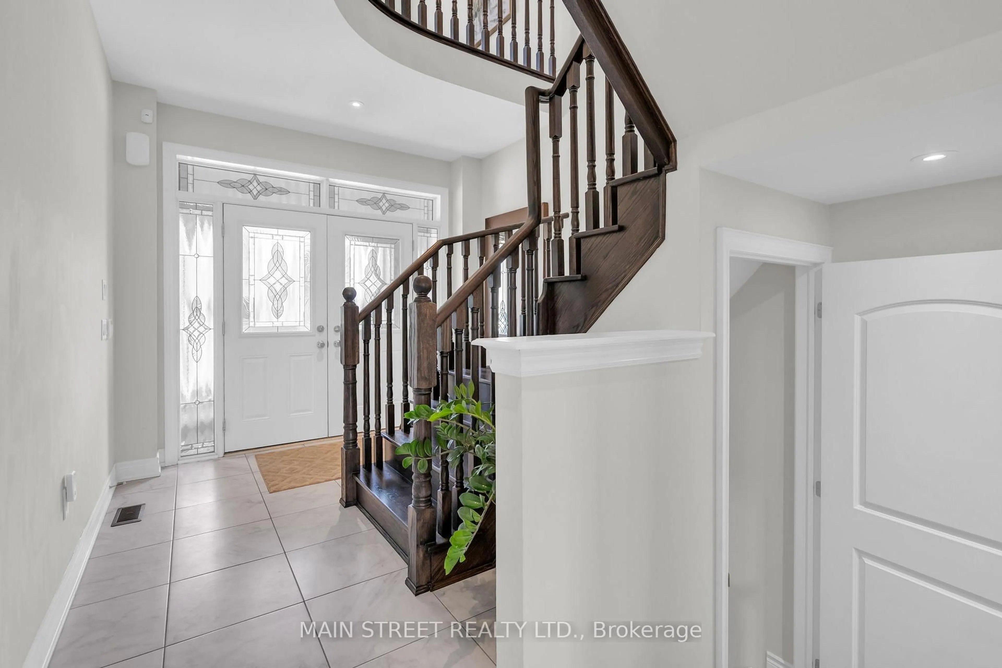 Indoor entryway for 123 Mondial Cres, East Gwillimbury Ontario L9N 0S1