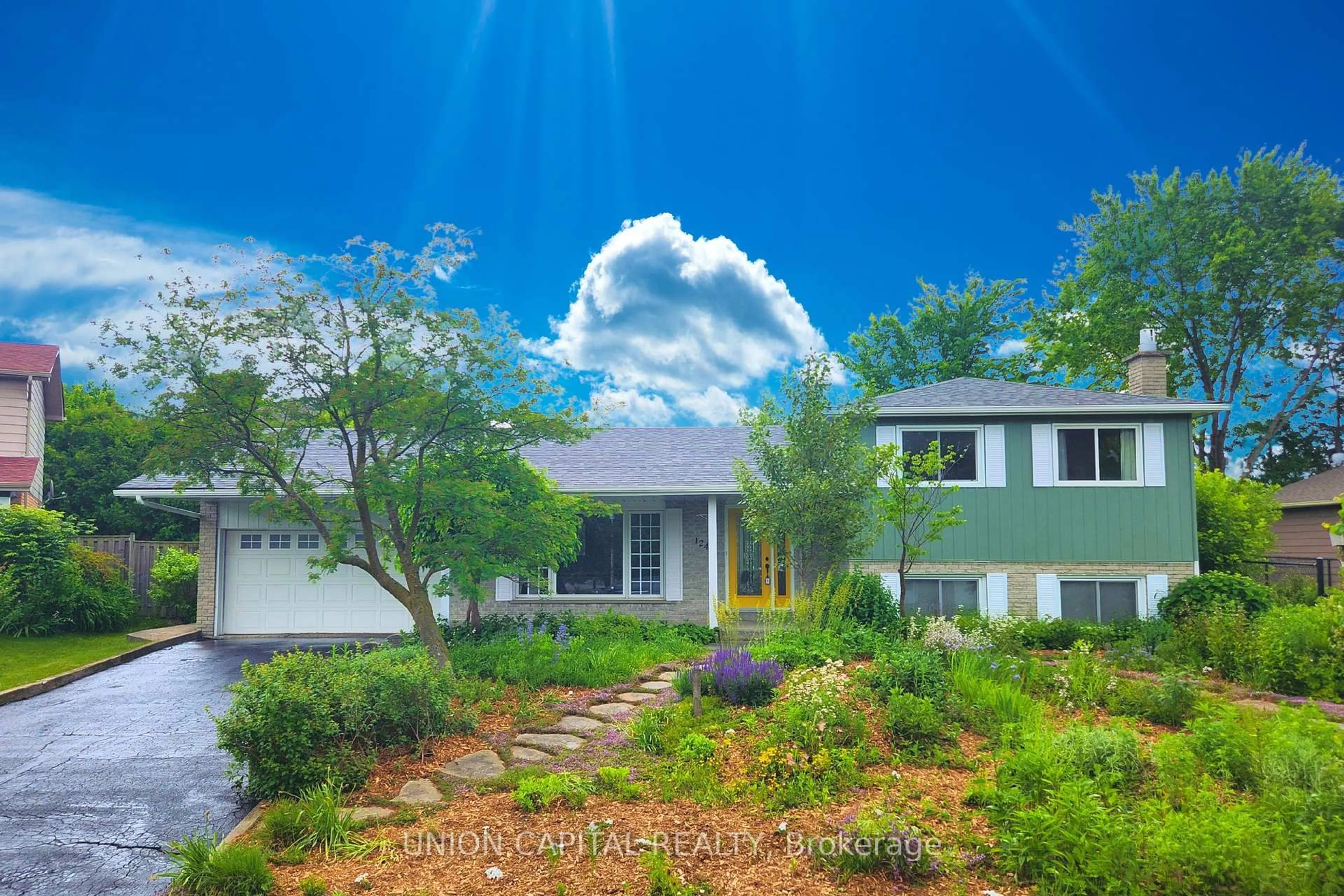 A pic from outside/outdoor area/front of a property/back of a property/a pic from drone, unknown for 124 Booth Dr, Whitchurch-Stouffville Ontario L4A 4R9