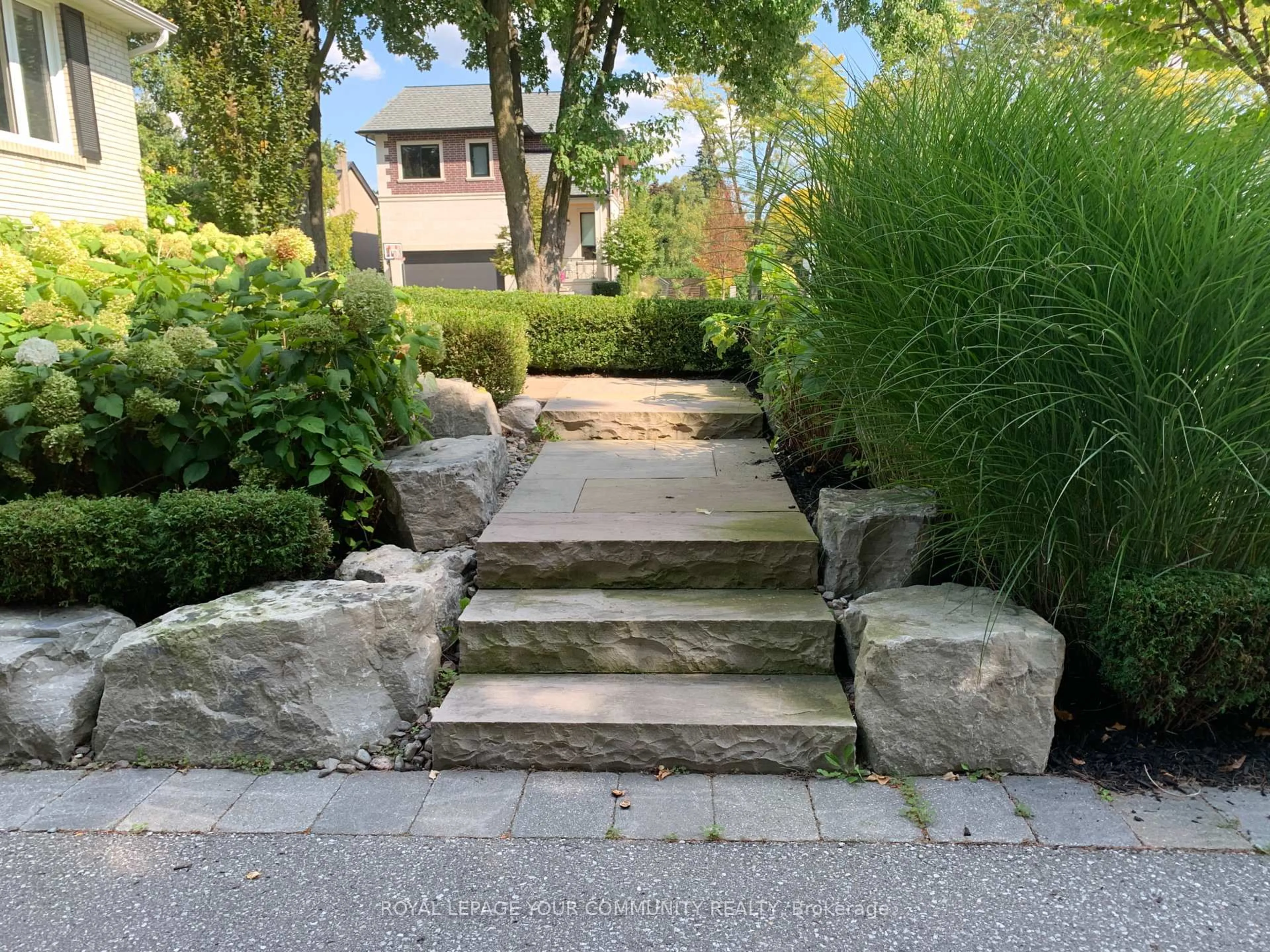 Stairs for 125 Laverock Ave, Richmond Hill Ontario L4C 4J8