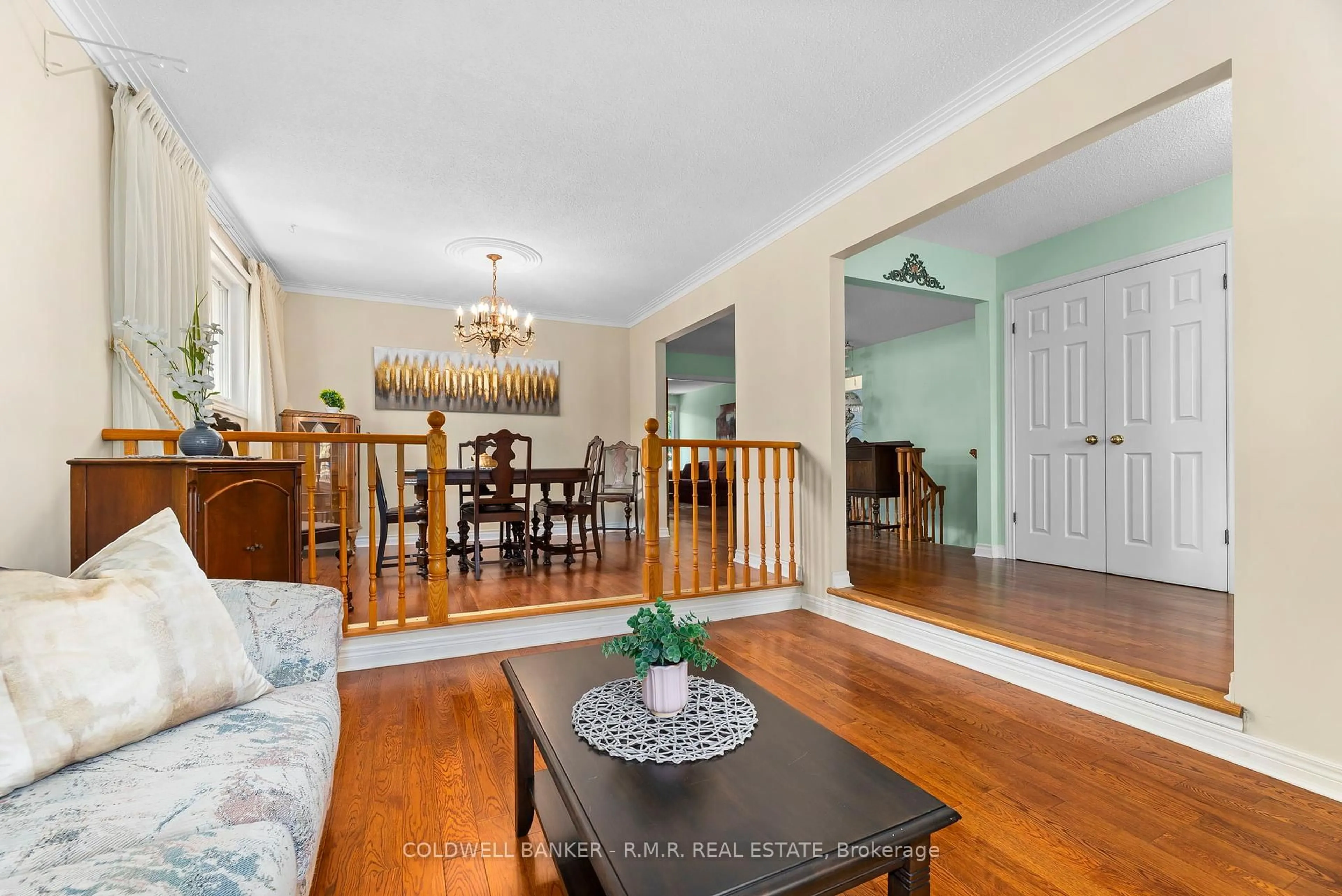 Living room with furniture, wood/laminate floor for 39 Ewen Dr, Uxbridge Ontario L9P 1L5