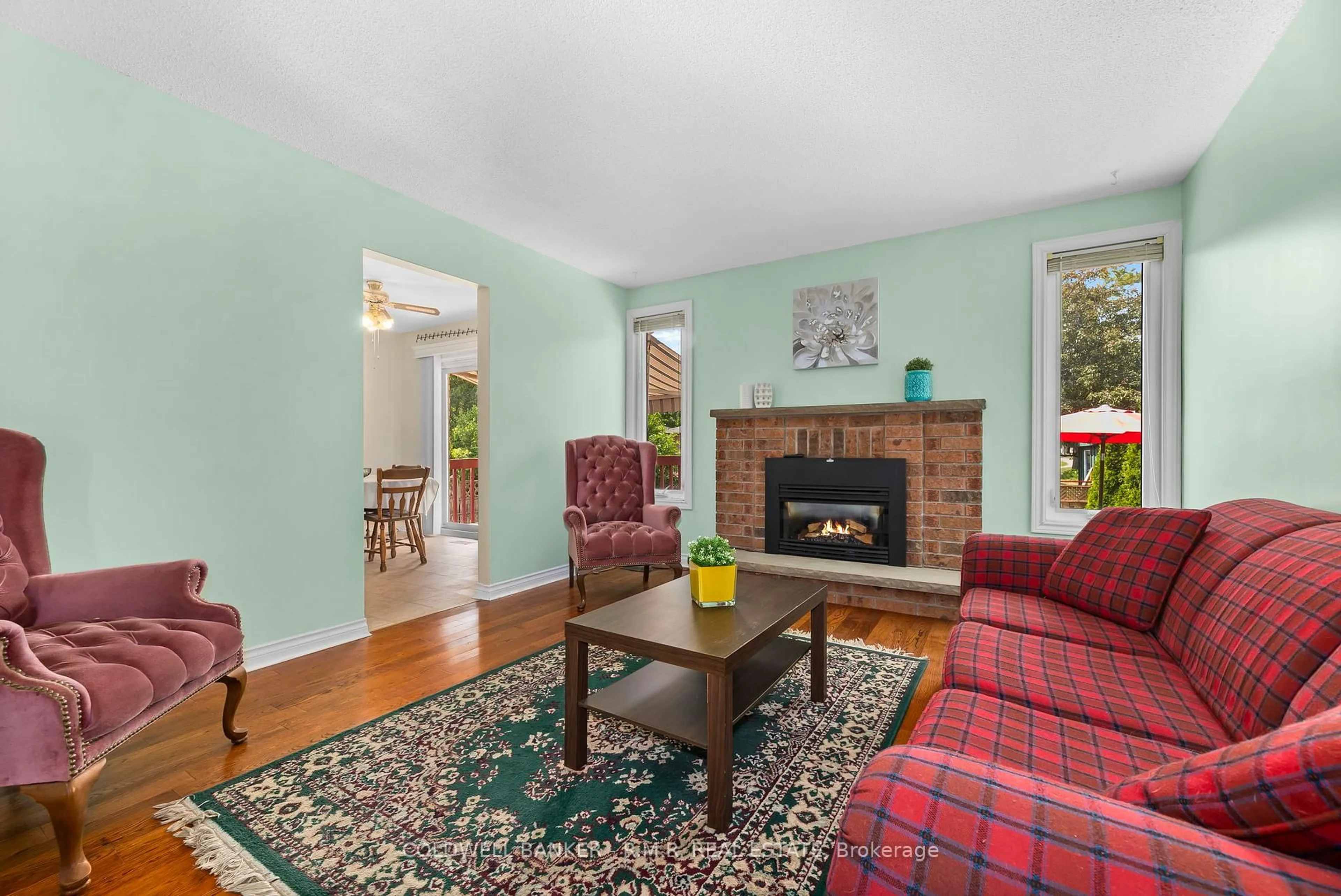 Living room with furniture, unknown for 39 Ewen Dr, Uxbridge Ontario L9P 1L5