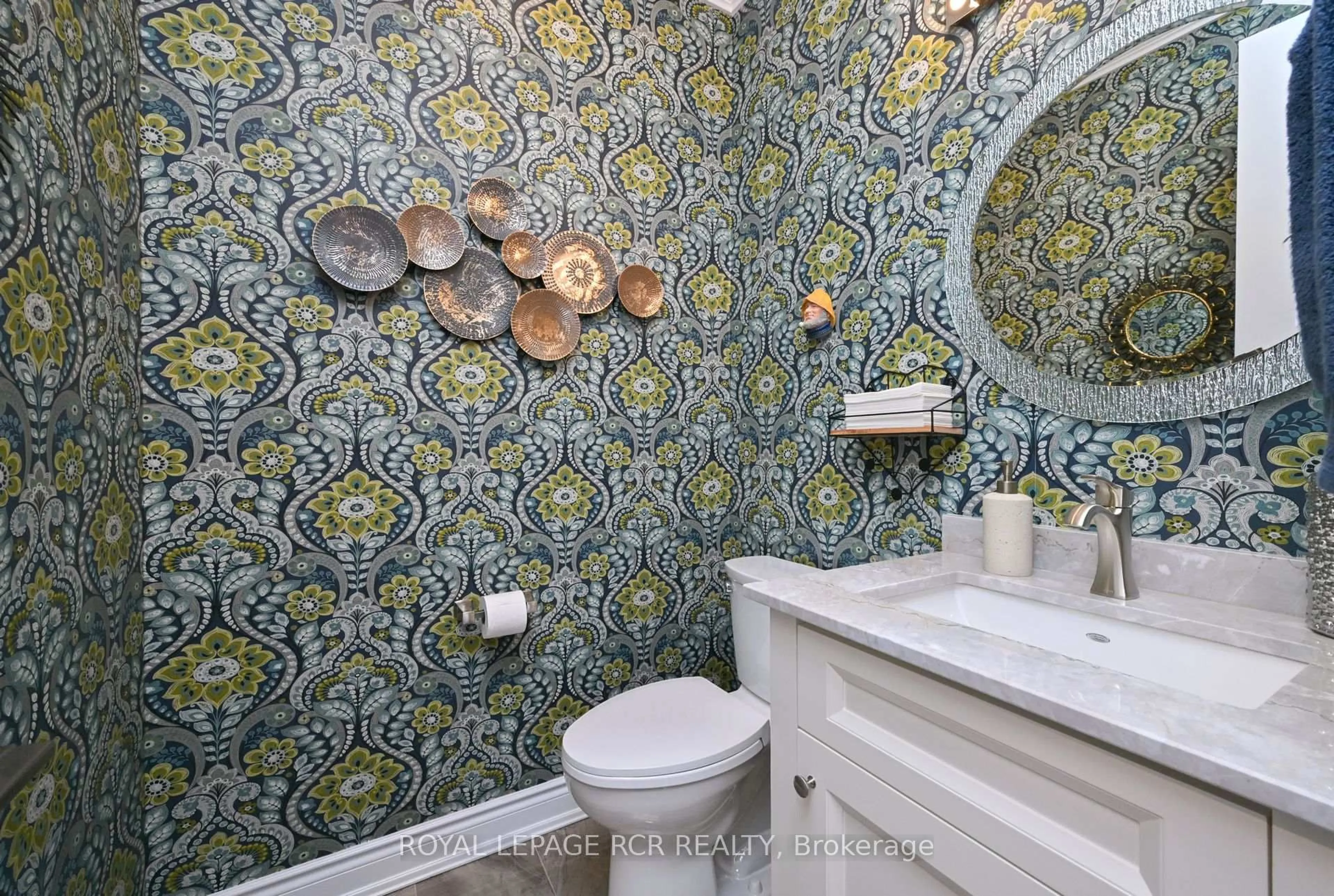 Contemporary bathroom, ceramic/tile floor for 79 Summerhill Dr, New Tecumseth Ontario L9R 0S8