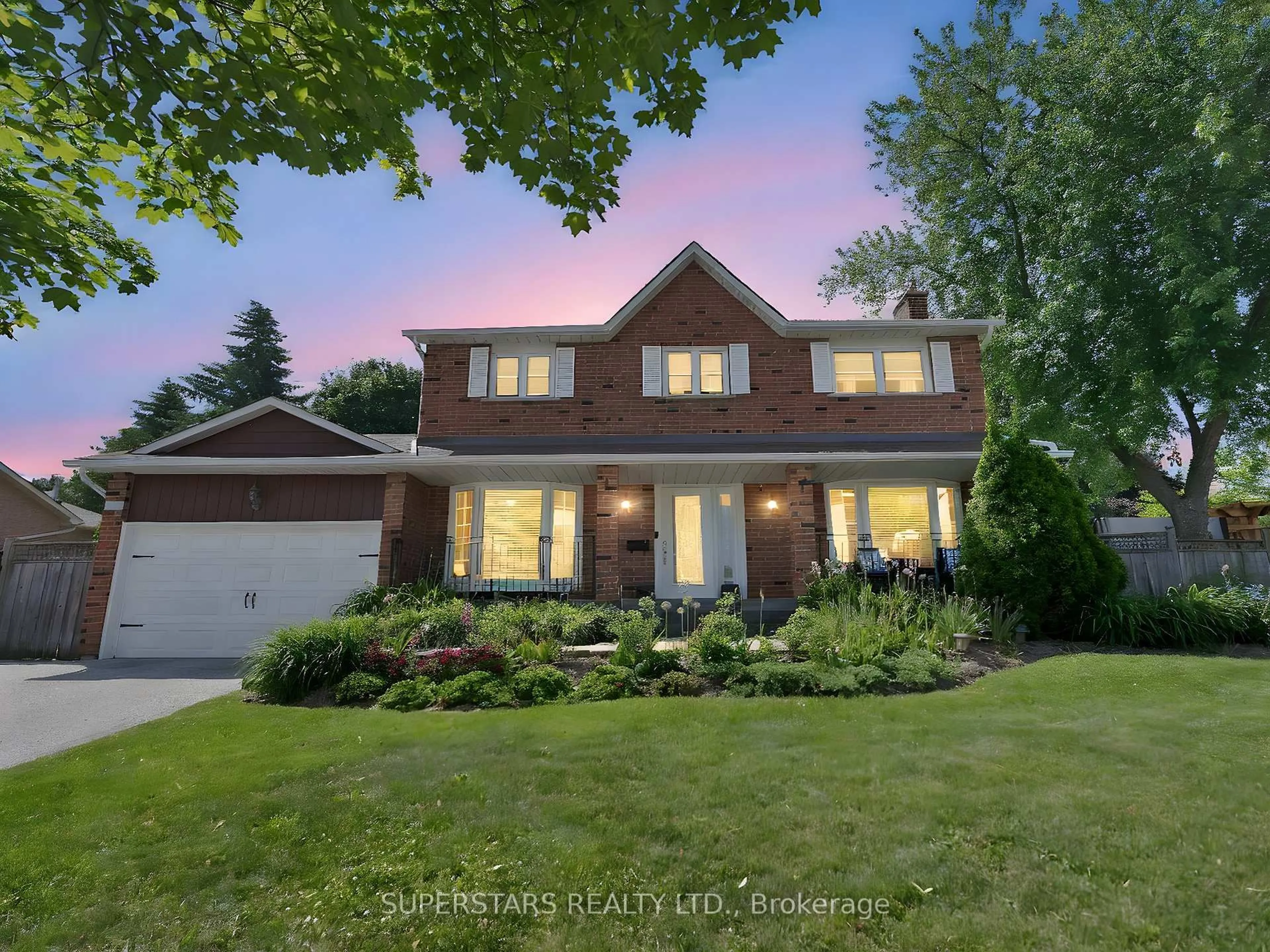 Home with brick exterior material, street for 204 London Rd, Newmarket Ontario L3Y 6J3