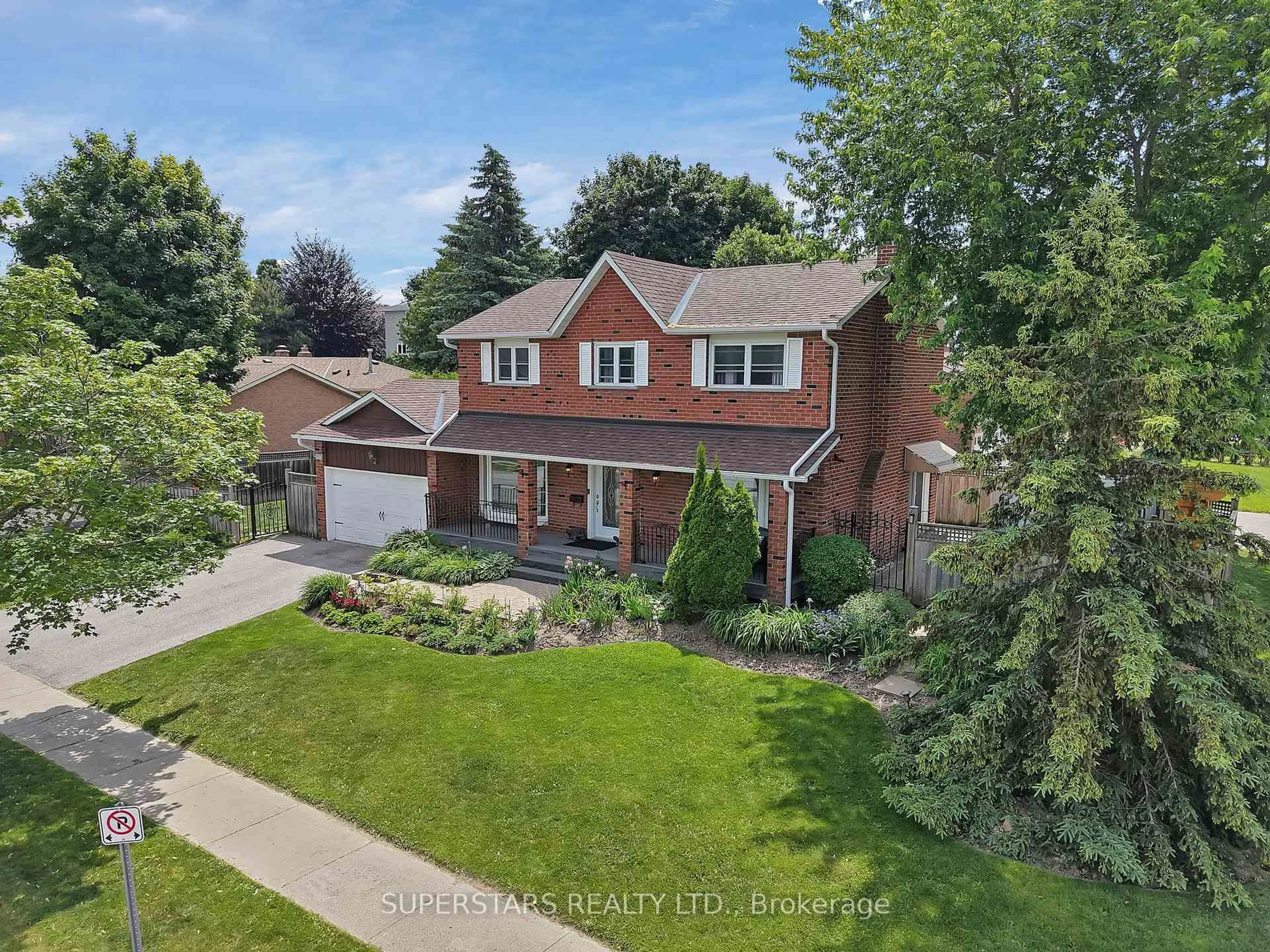A pic from outside/outdoor area/front of a property/back of a property/a pic from drone, street for 204 London Rd, Newmarket Ontario L3Y 6J3
