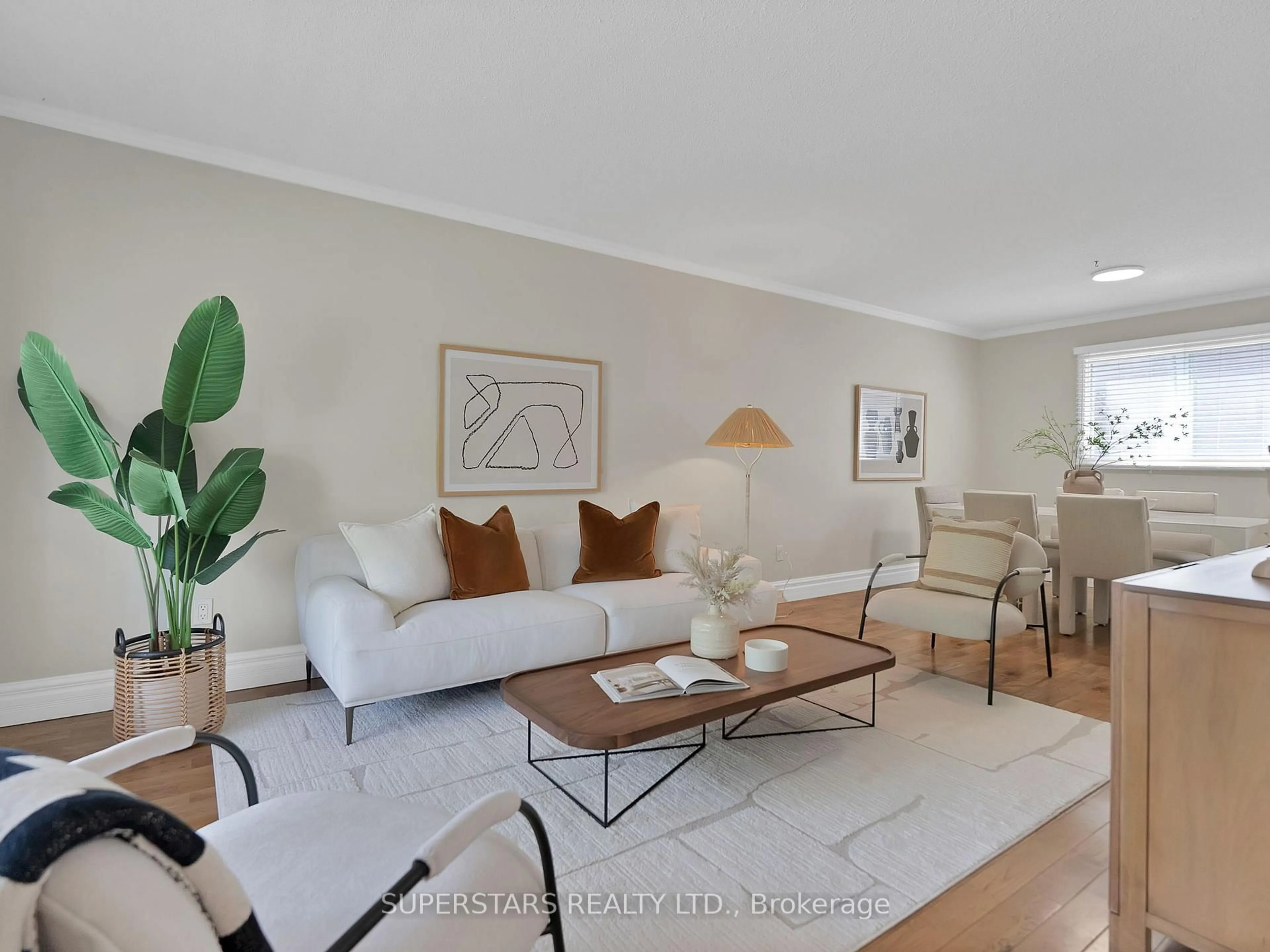 Living room with furniture, unknown for 204 London Rd, Newmarket Ontario L3Y 6J3