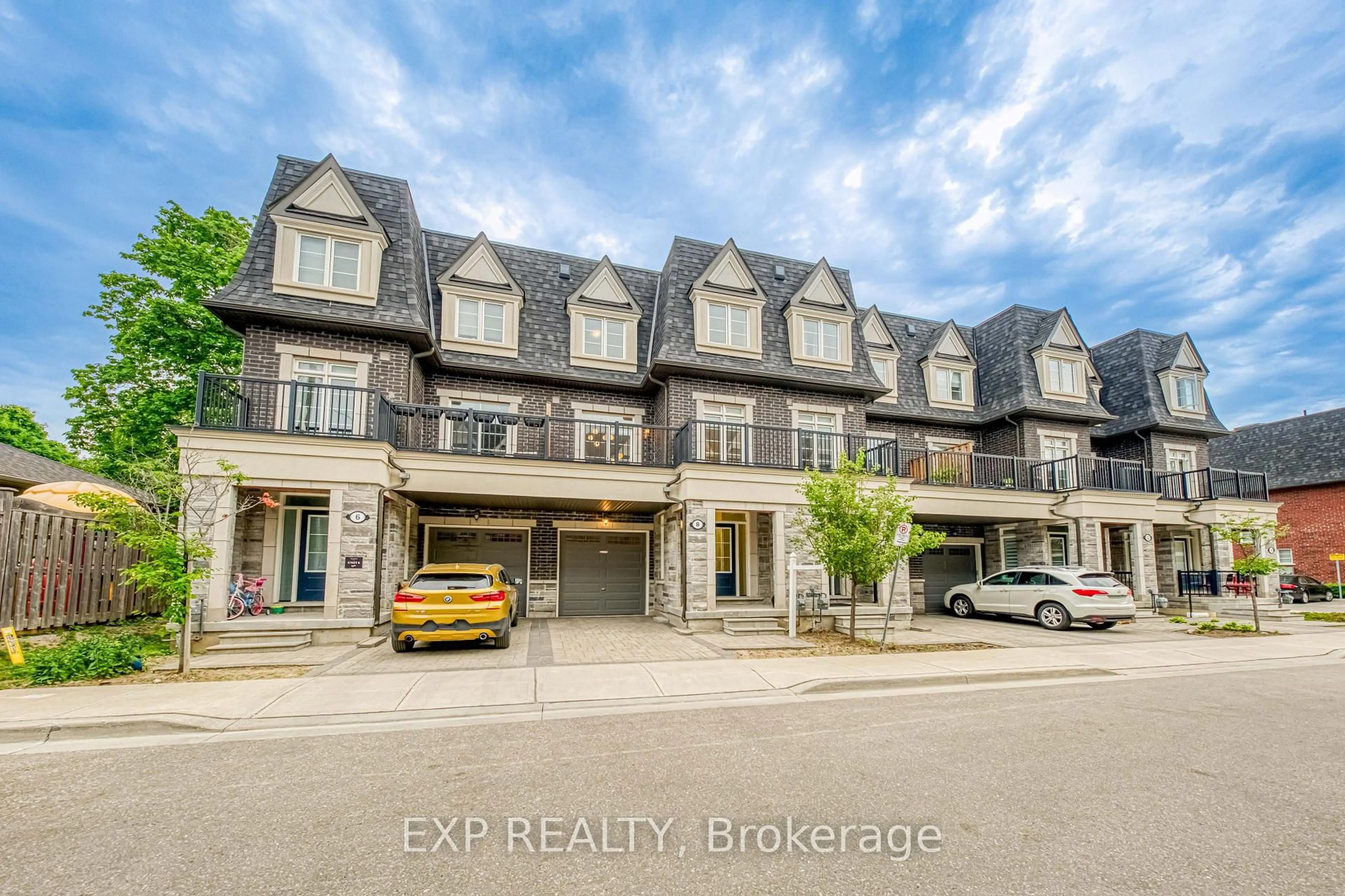 A pic from outside/outdoor area/front of a property/back of a property/a pic from drone, street for 8 Deep River Lane, Richmond Hill Ontario L4C 5S4