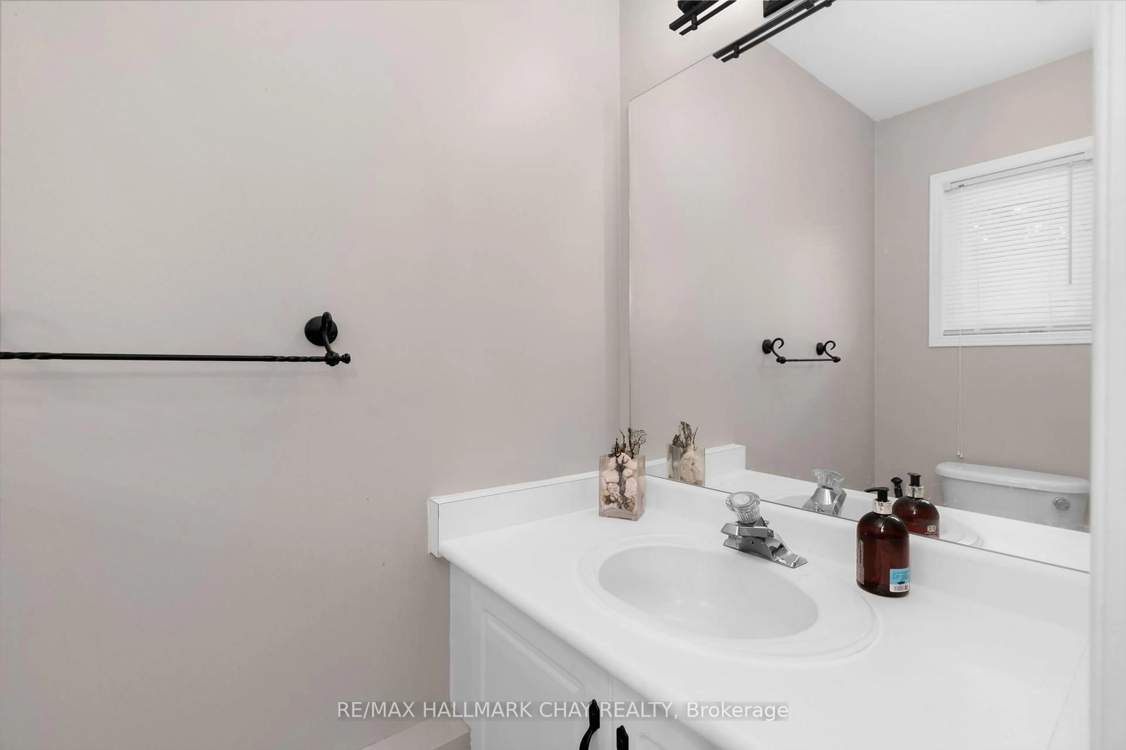 Standard bathroom, ceramic/tile floor for 63 Parkside Cres, Essa Ontario L3W 0K9