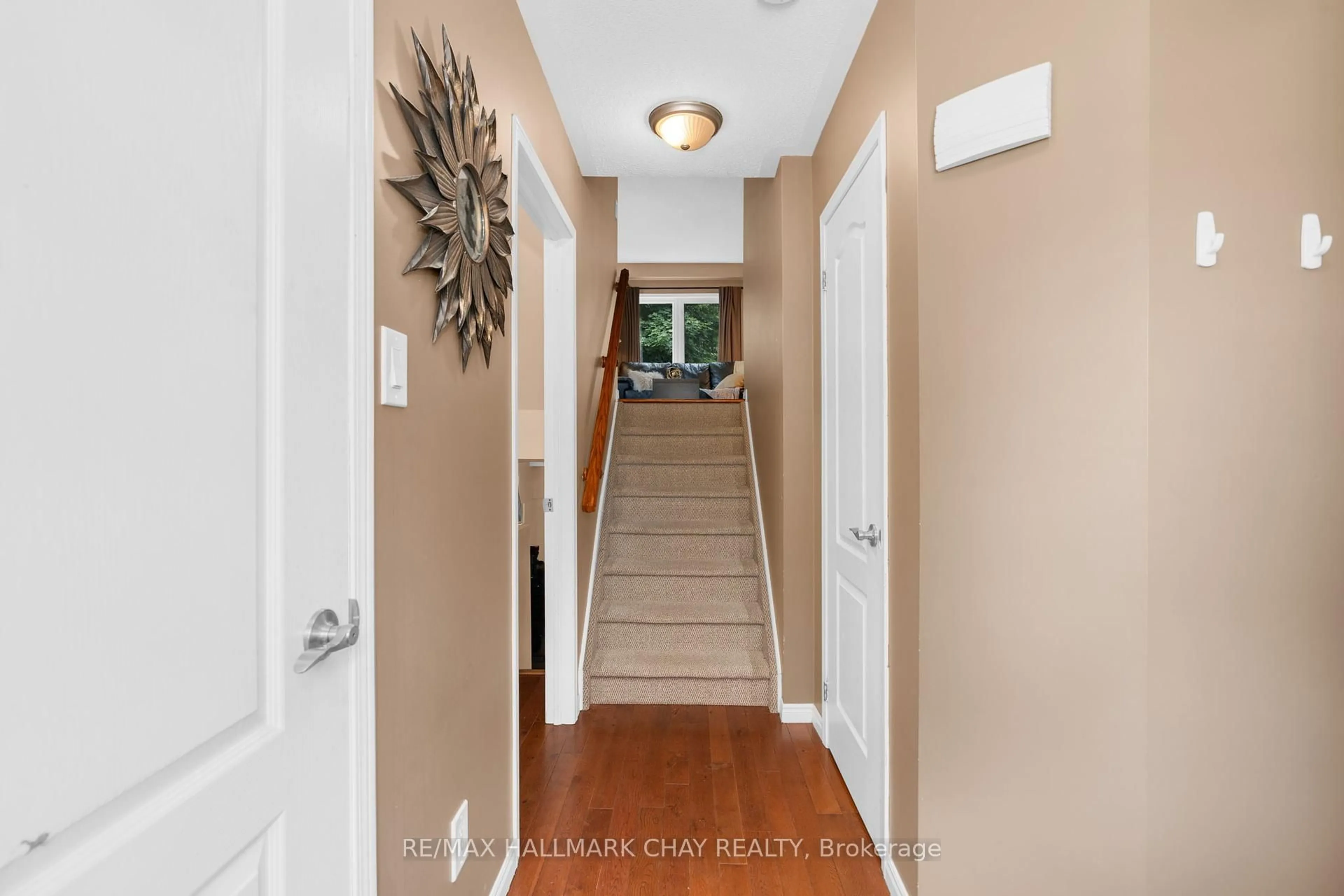 Indoor entryway for 63 Parkside Cres, Essa Ontario L3W 0K9