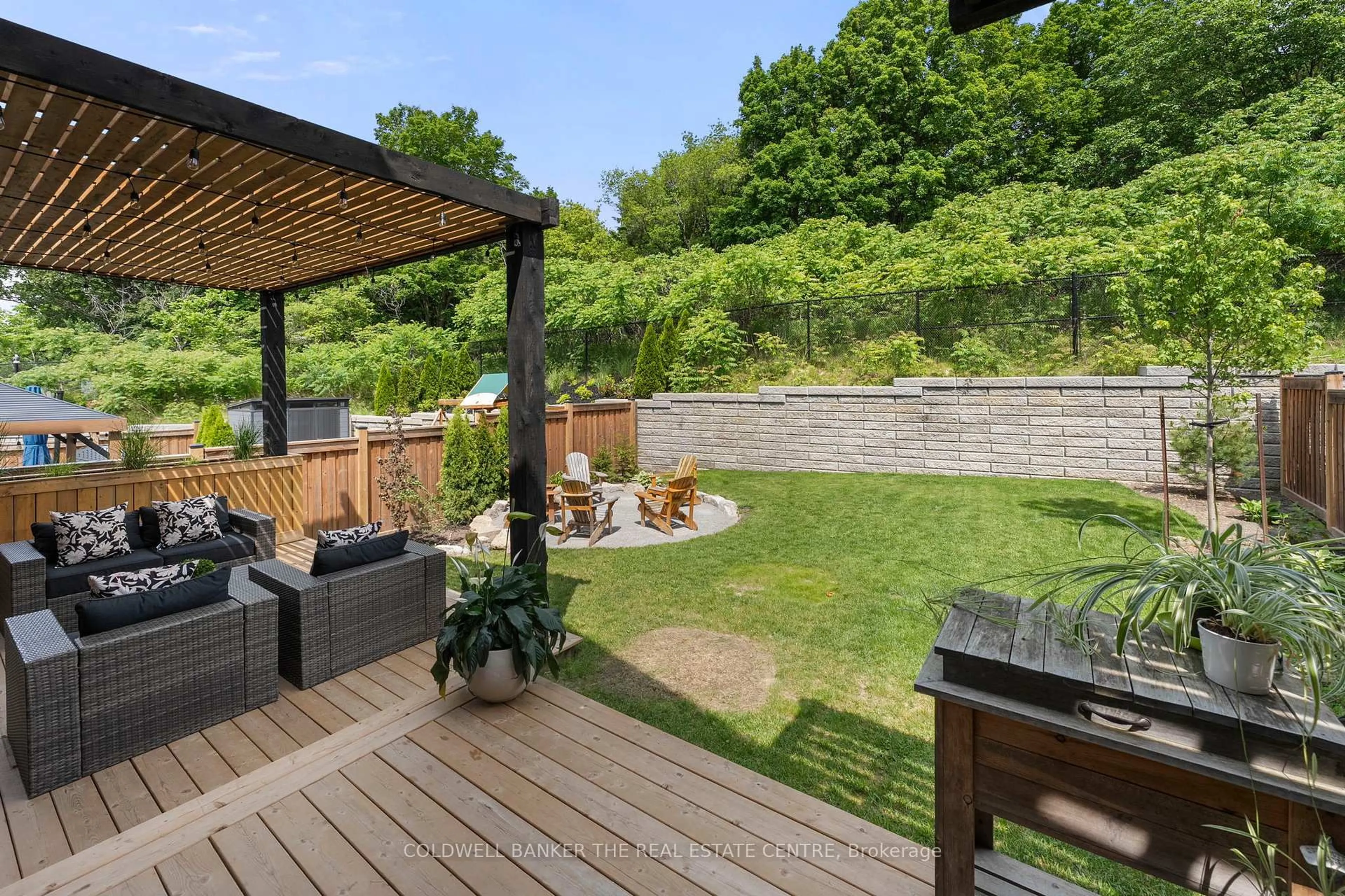 Patio, unknown for 32 Manor Hampton St, East Gwillimbury Ontario L9N 0L6