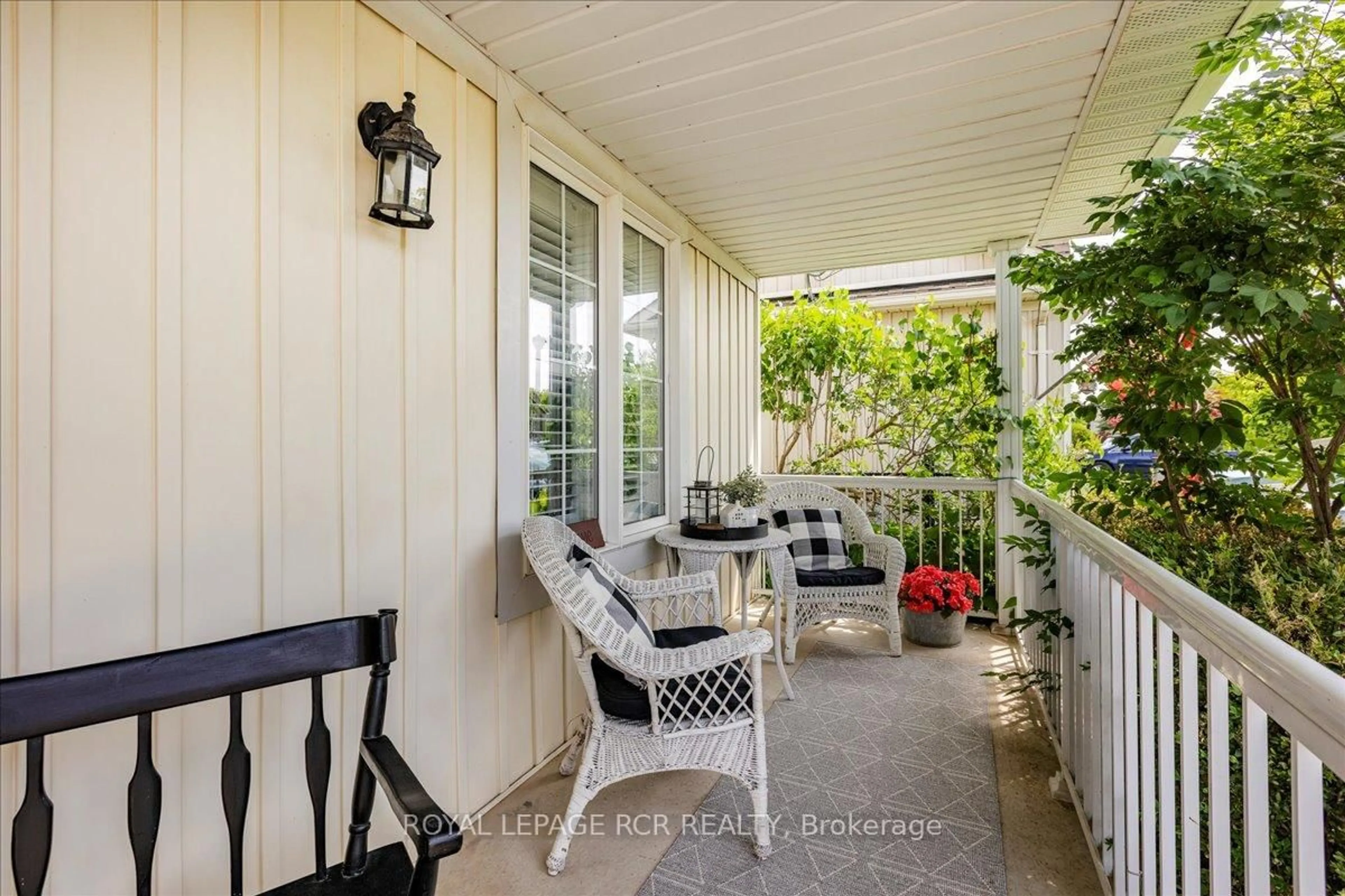 Patio, street for 340 King St, East Gwillimbury Ontario L0G 1M0