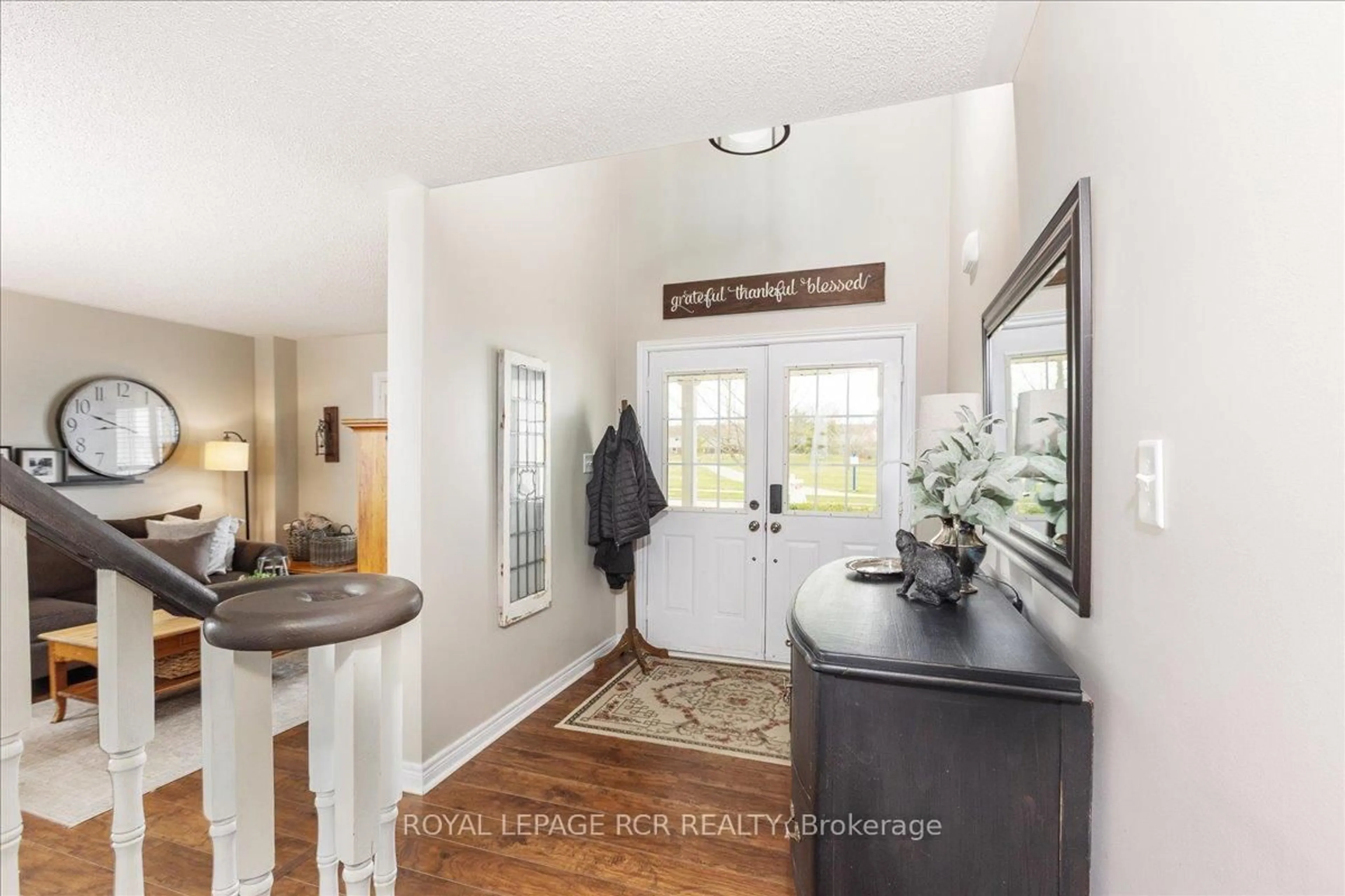 Indoor entryway for 340 King St, East Gwillimbury Ontario L0G 1M0