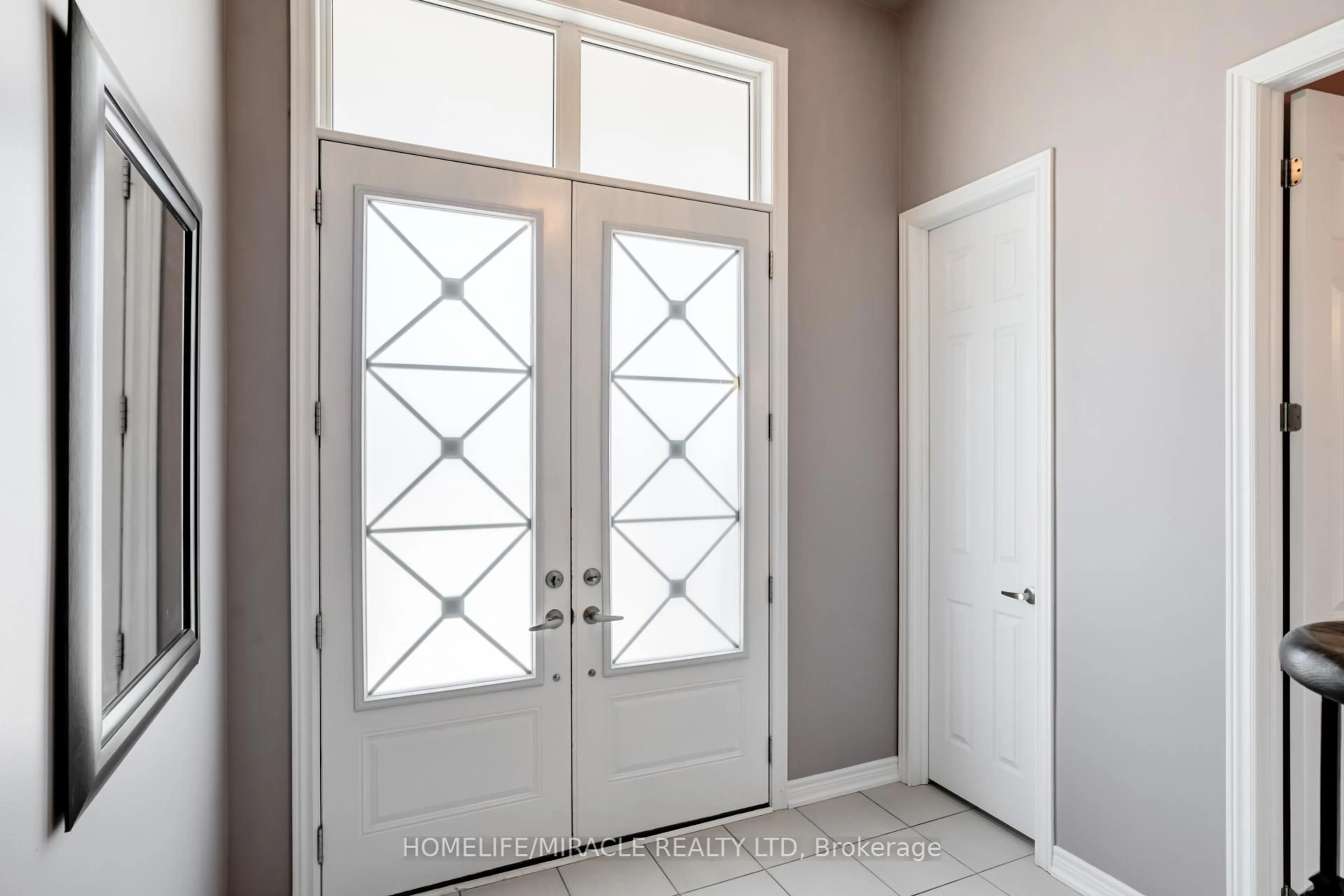 Indoor entryway for 5 Kennedy Blvd, New Tecumseth Ontario L9R 0L4