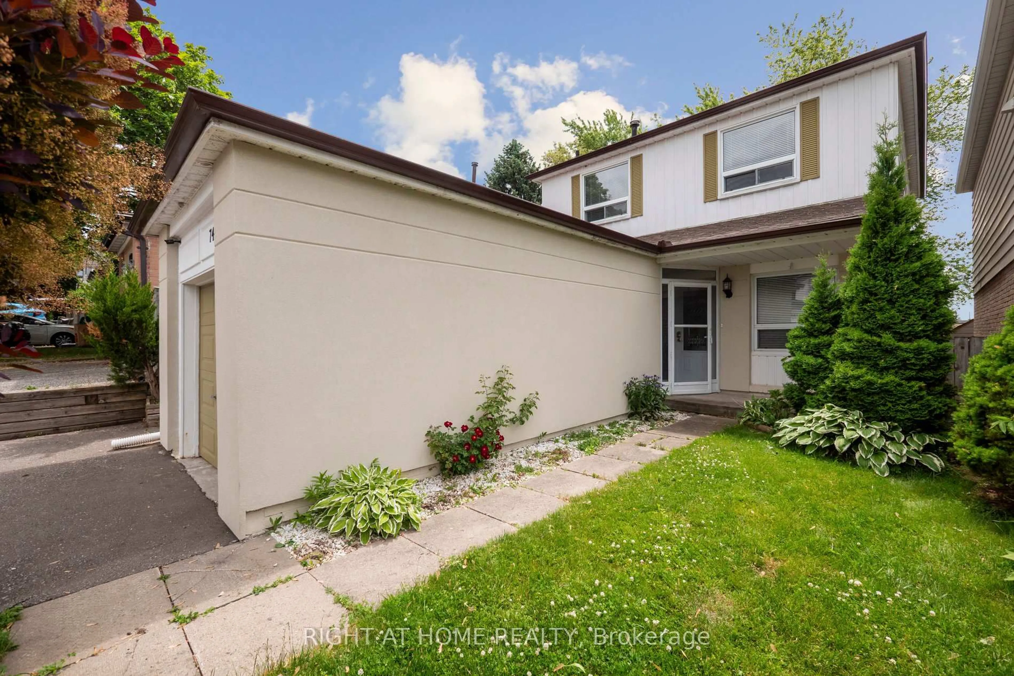 A pic from outside/outdoor area/front of a property/back of a property/a pic from drone, street for 742 Beman Dr, Newmarket Ontario L3Y 4Z2