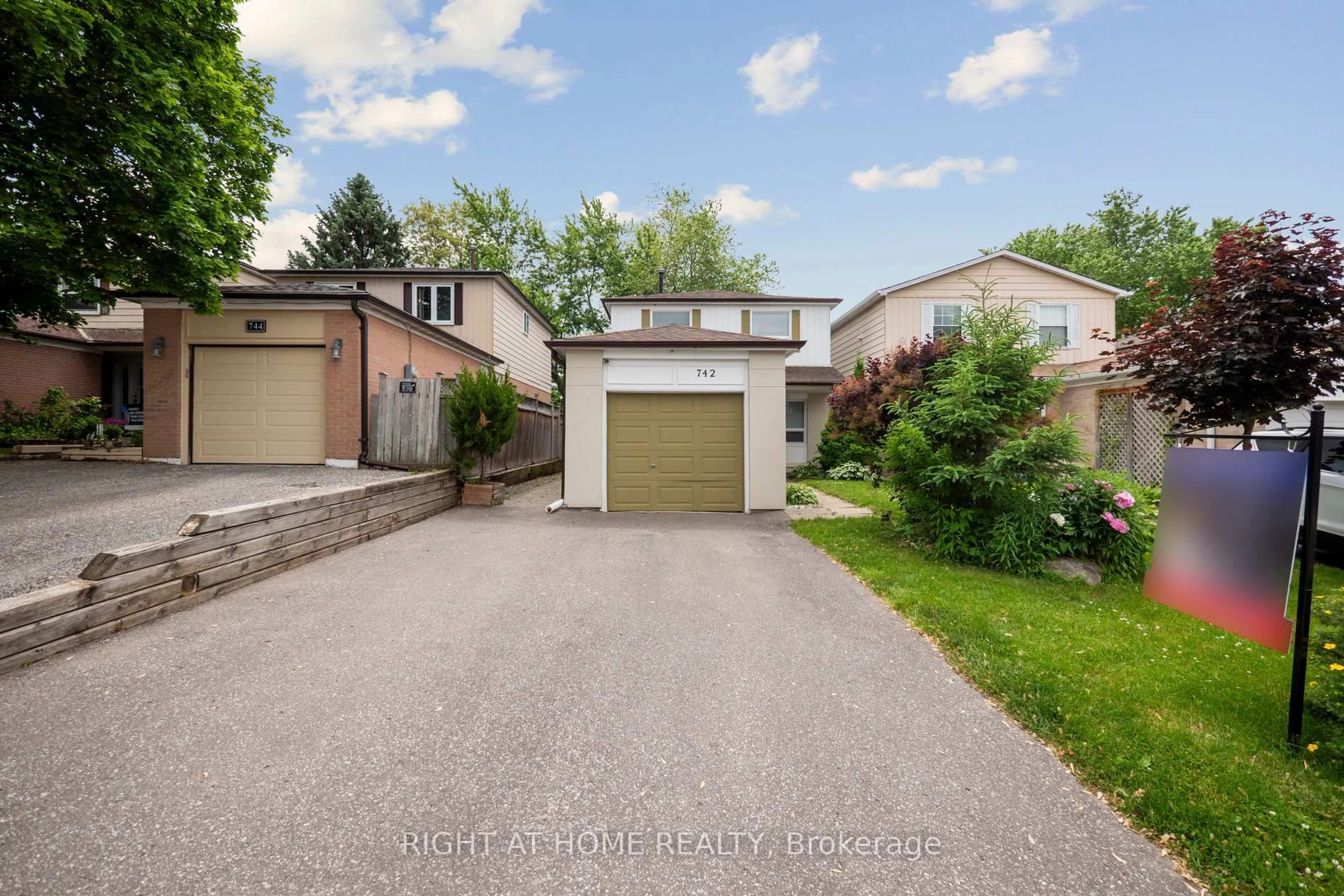 A pic from outside/outdoor area/front of a property/back of a property/a pic from drone, street for 742 Beman Dr, Newmarket Ontario L3Y 4Z2