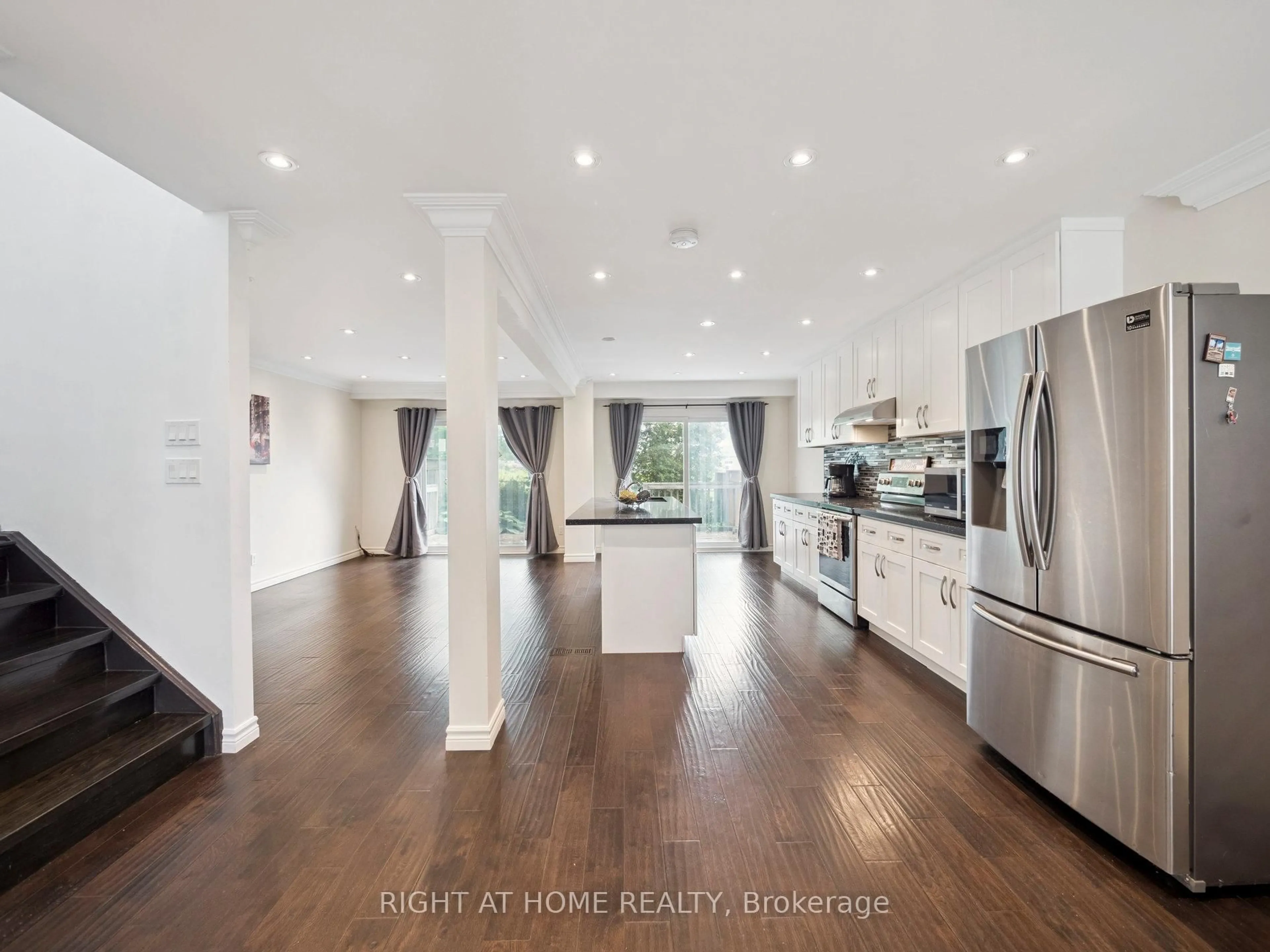 Open concept kitchen, unknown for 742 Beman Dr, Newmarket Ontario L3Y 4Z2