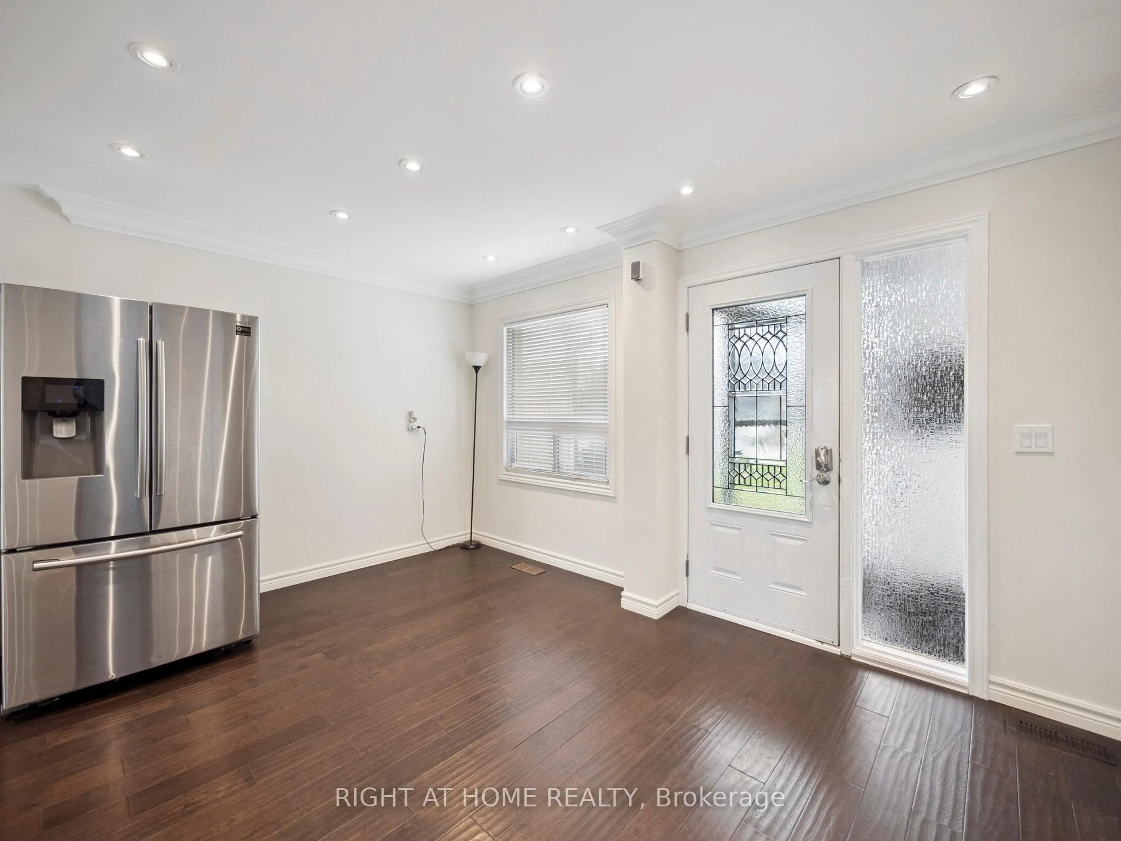 Indoor entryway for 742 Beman Dr, Newmarket Ontario L3Y 4Z2