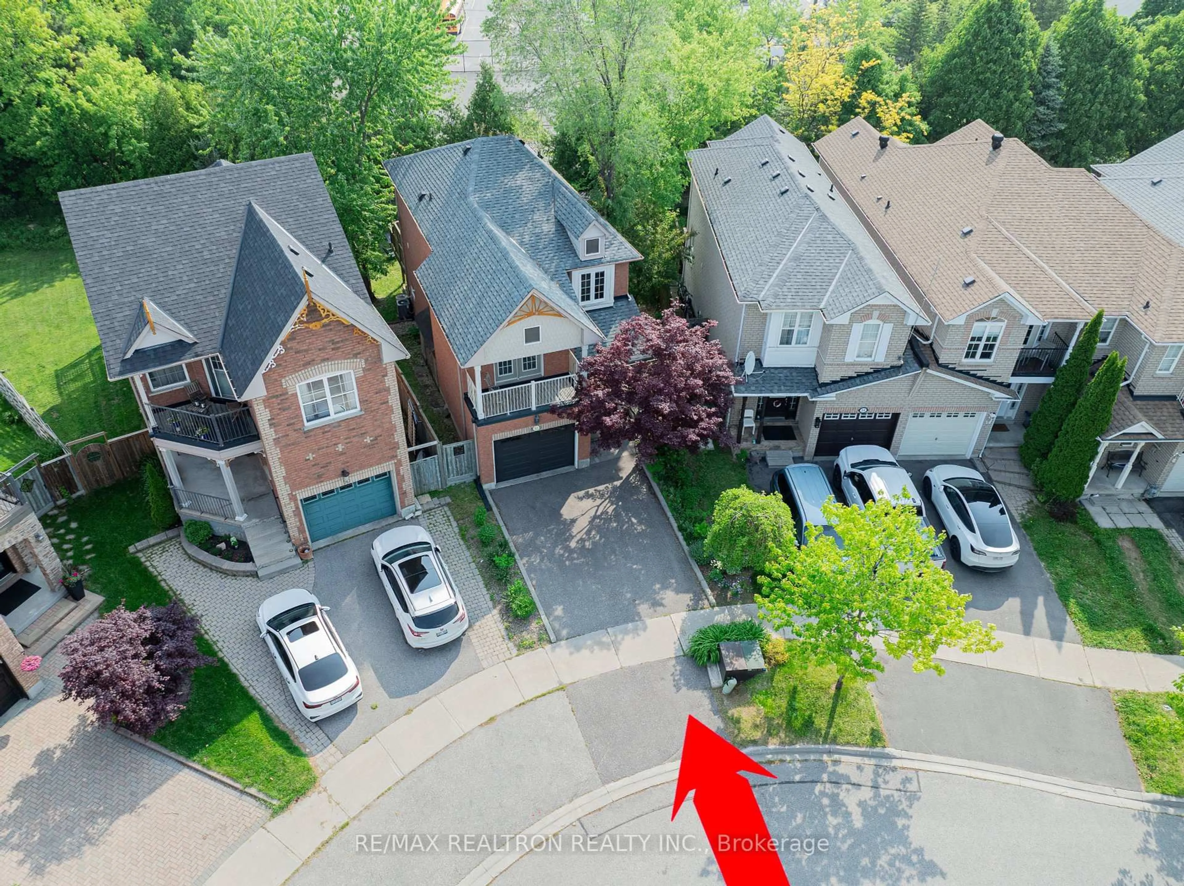 A pic from outside/outdoor area/front of a property/back of a property/a pic from drone, street for 52 Carousel Cres, Richmond Hill Ontario L4E 3X6