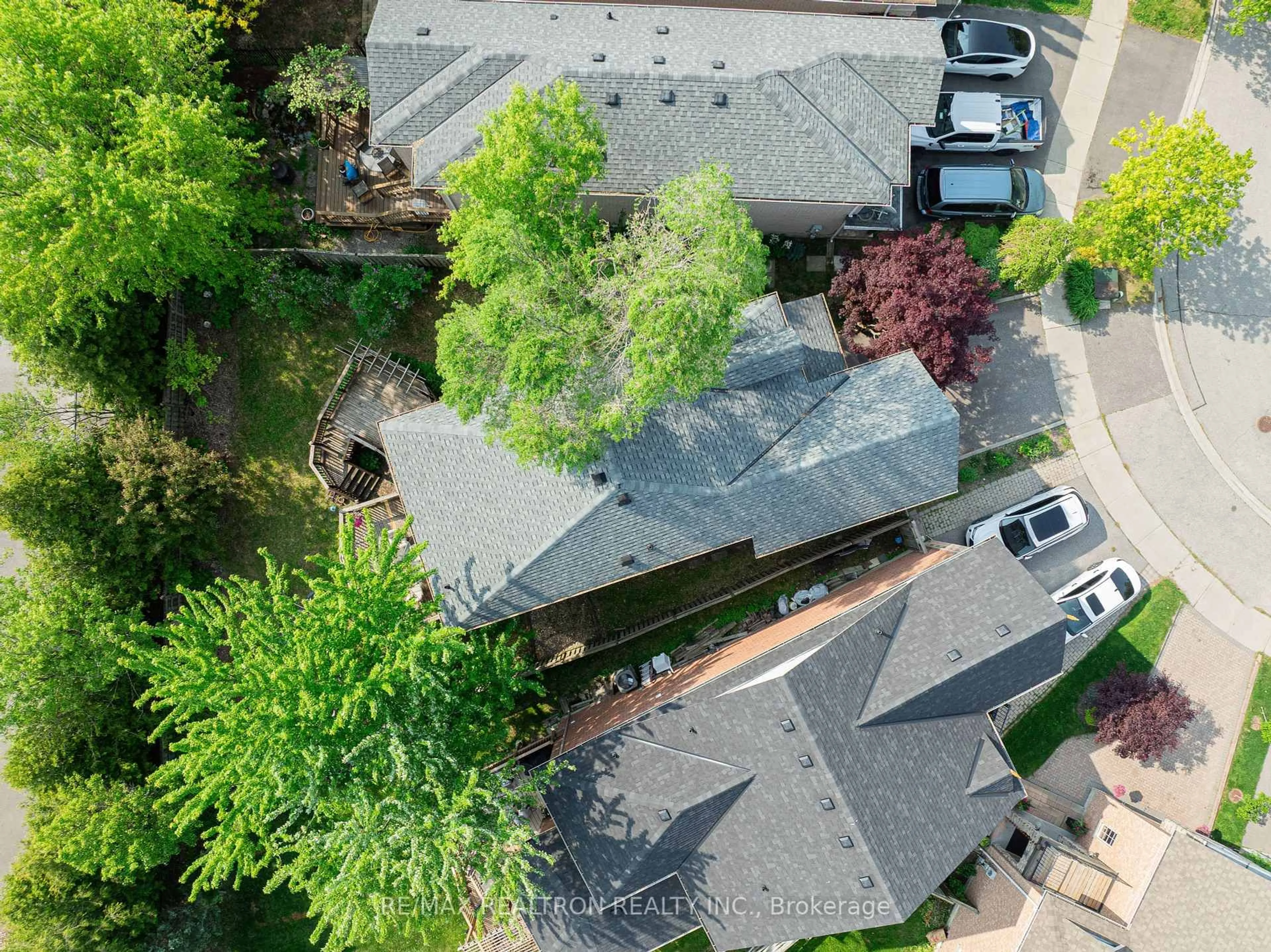 A pic from outside/outdoor area/front of a property/back of a property/a pic from drone, street for 52 Carousel Cres, Richmond Hill Ontario L4E 3X6