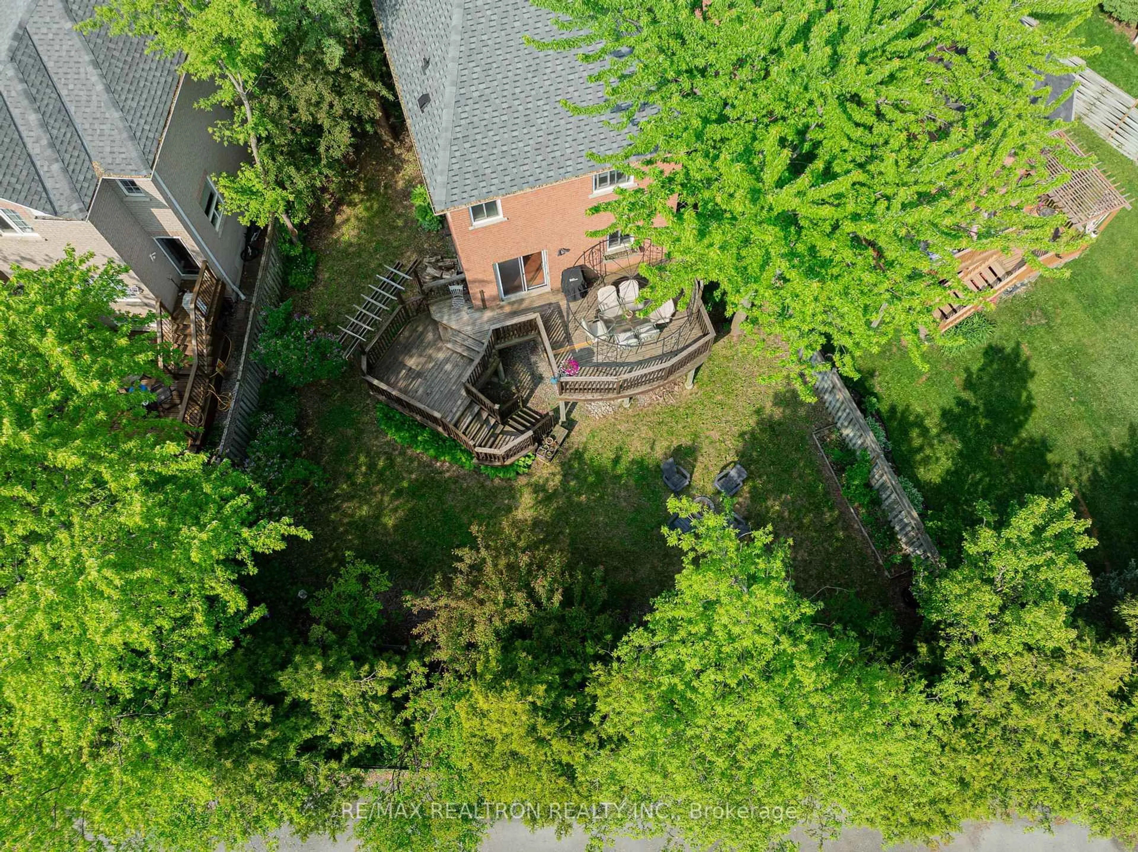 A pic from outside/outdoor area/front of a property/back of a property/a pic from drone, forest/trees view for 52 Carousel Cres, Richmond Hill Ontario L4E 3X6