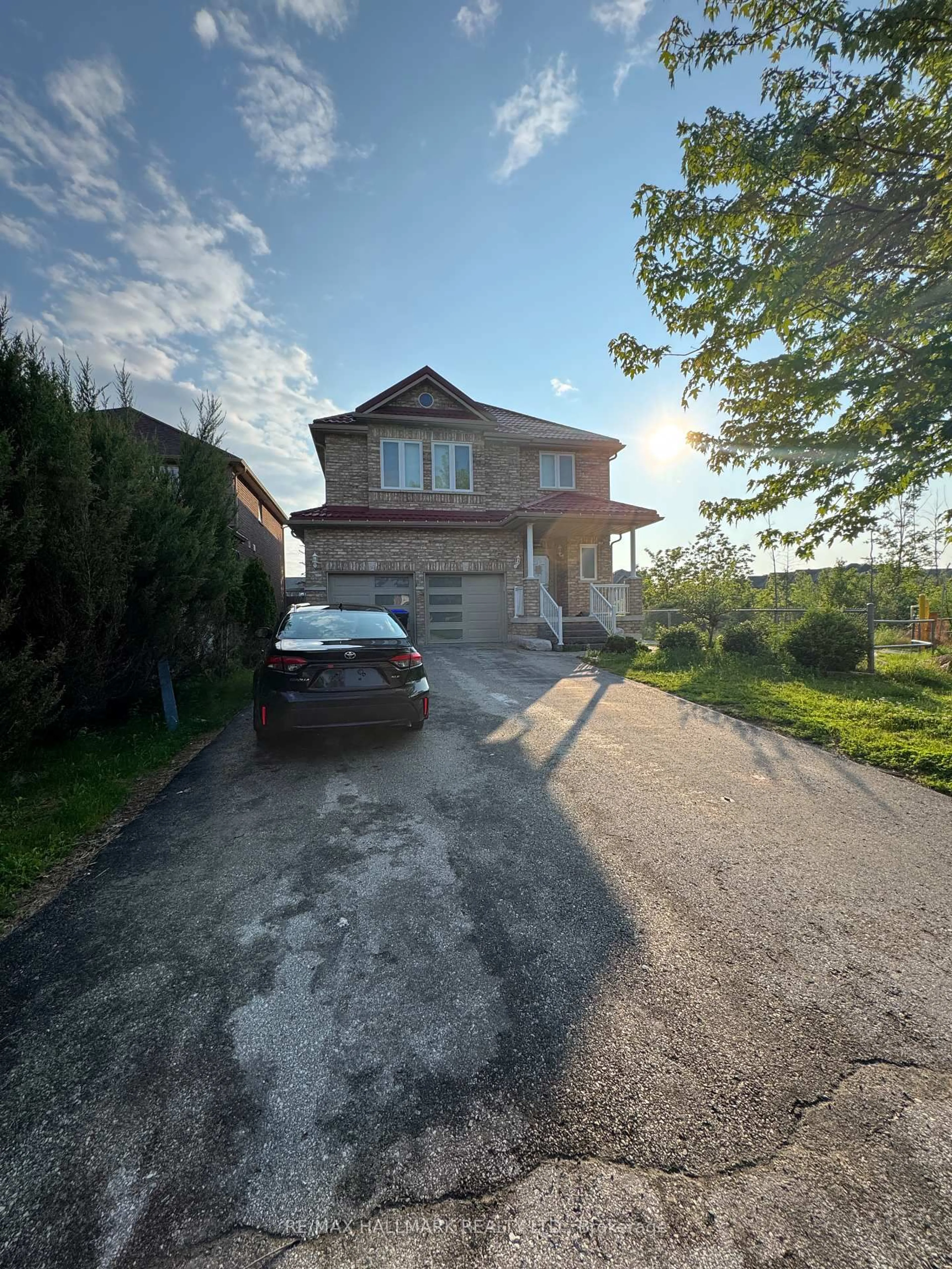 A pic from outside/outdoor area/front of a property/back of a property/a pic from drone, street for 1996 Prince Crt, Innisfil Ontario L9S 0E7