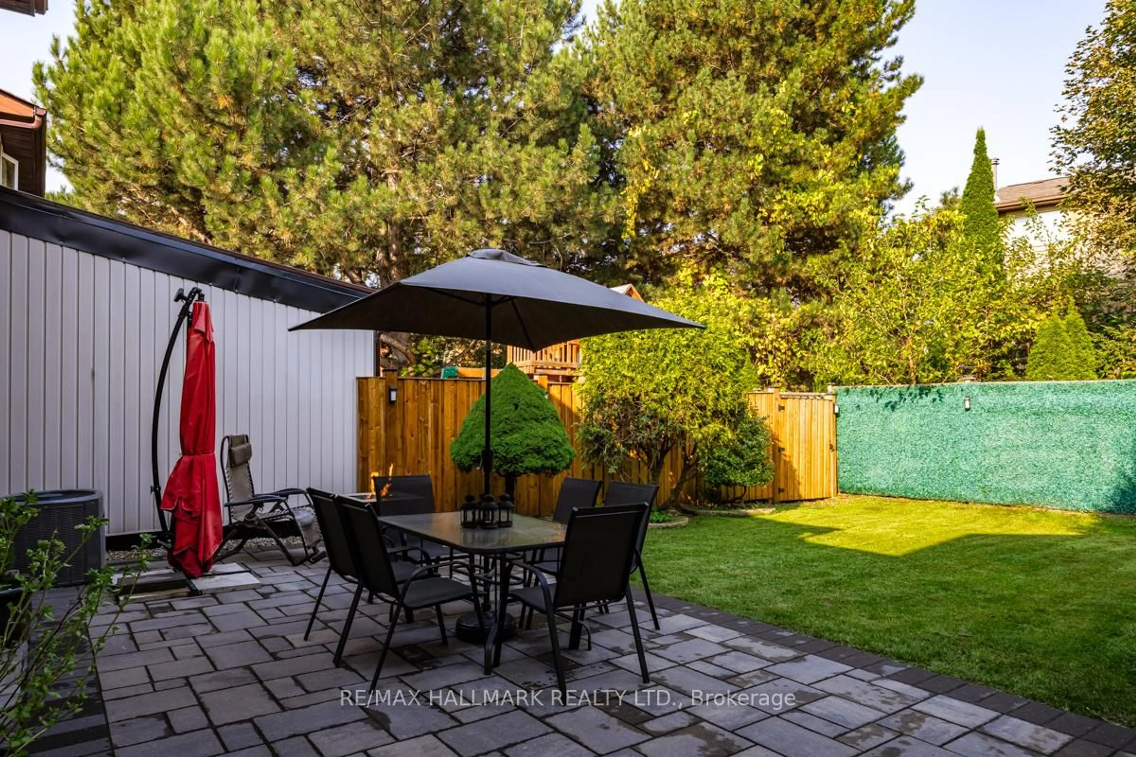 Patio, street for 28 Michael Dr, Richmond Hill Ontario L4C 5W7