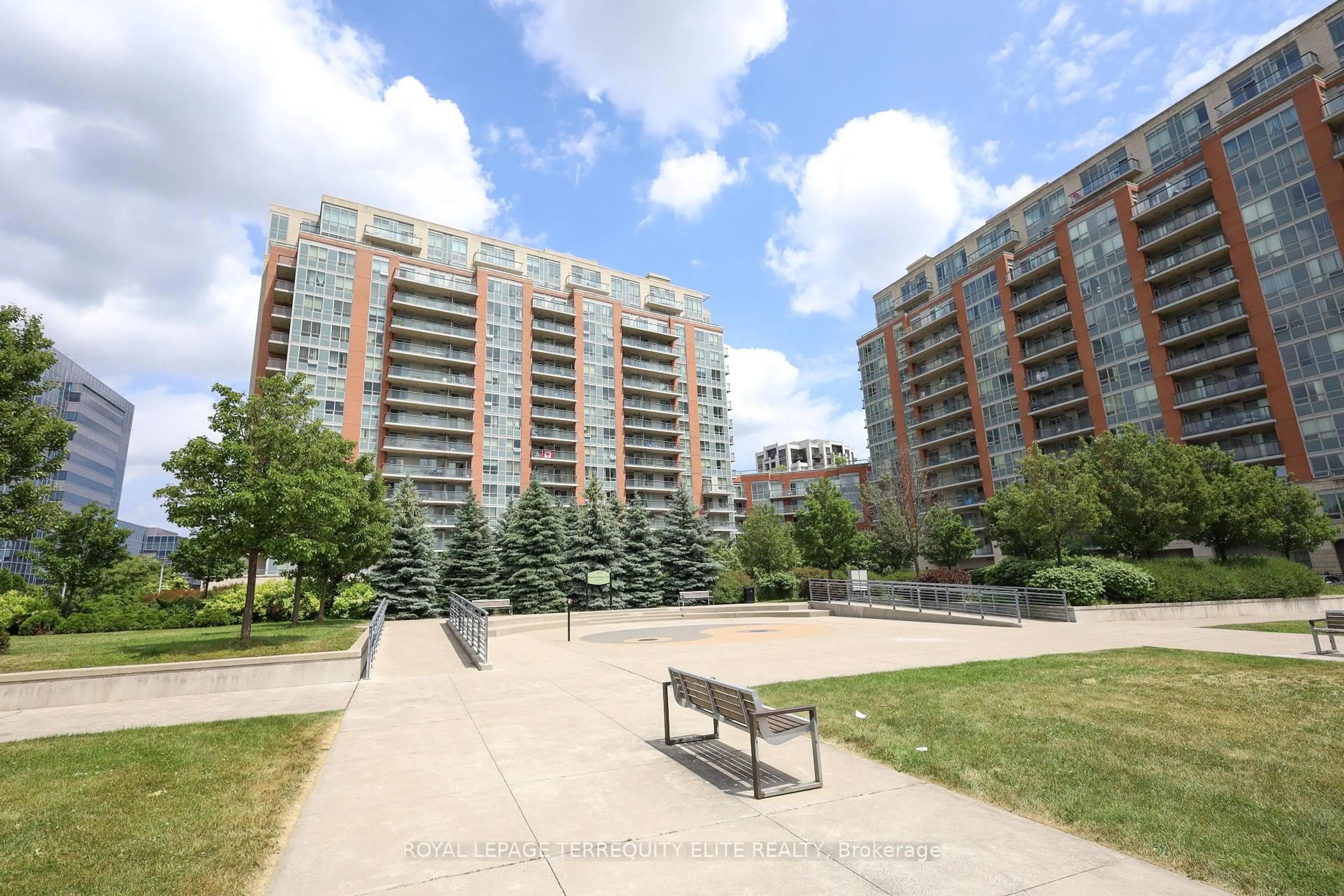 Patio, street for 60 South Town Centre Blvd #UPH1, Markham Ontario L6G 0C5