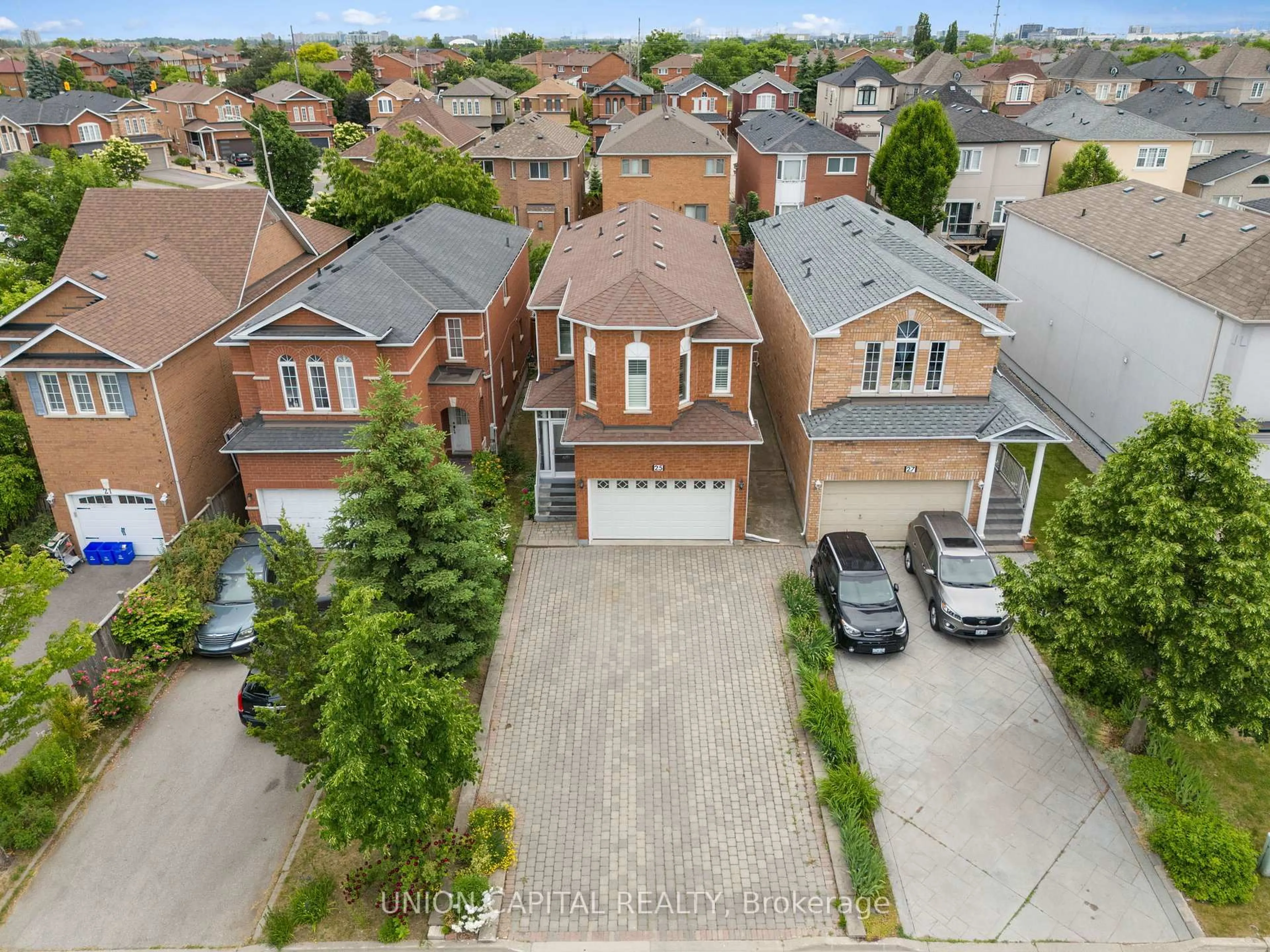 A pic from outside/outdoor area/front of a property/back of a property/a pic from drone, street for 25 Milano Ave, Vaughan Ontario L4H 2E1