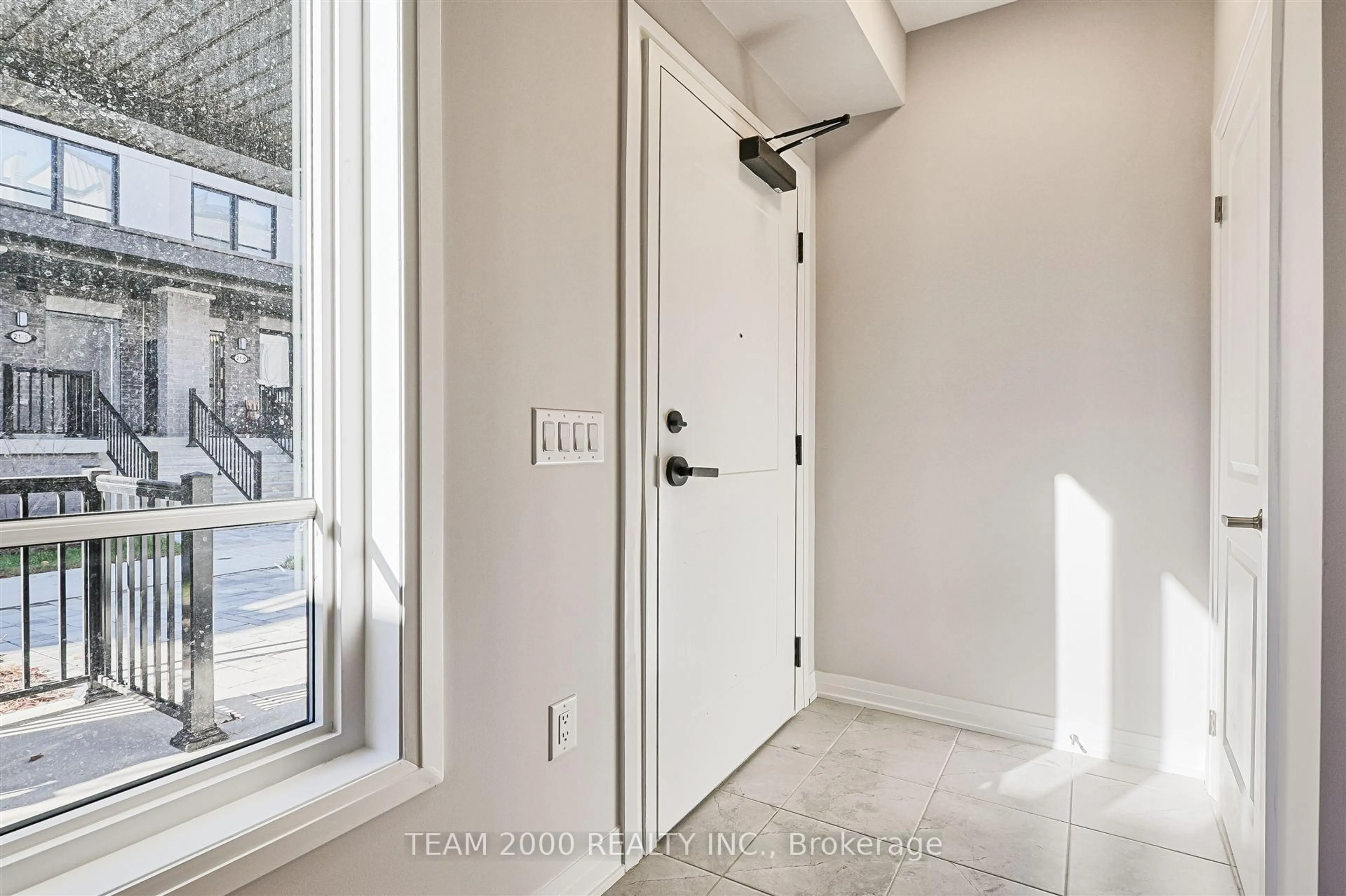 Indoor entryway for 11 Baynes Way #14, Bradford West Gwillimbury Ontario L3Z 4M5