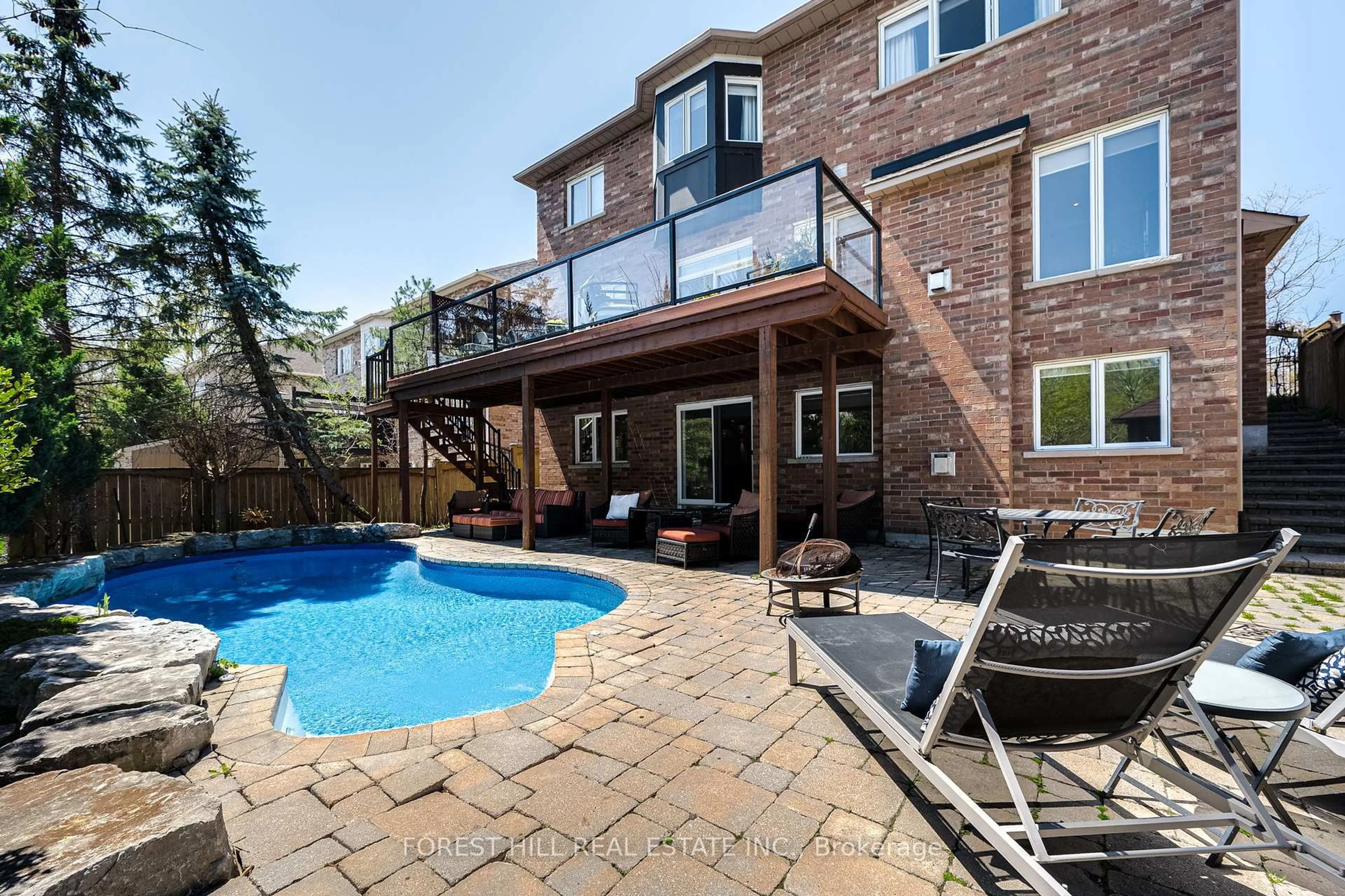 Patio, water/lake/river/ocean view for 29 Red Cardinal Tr, Richmond Hill Ontario L4E 3Y5