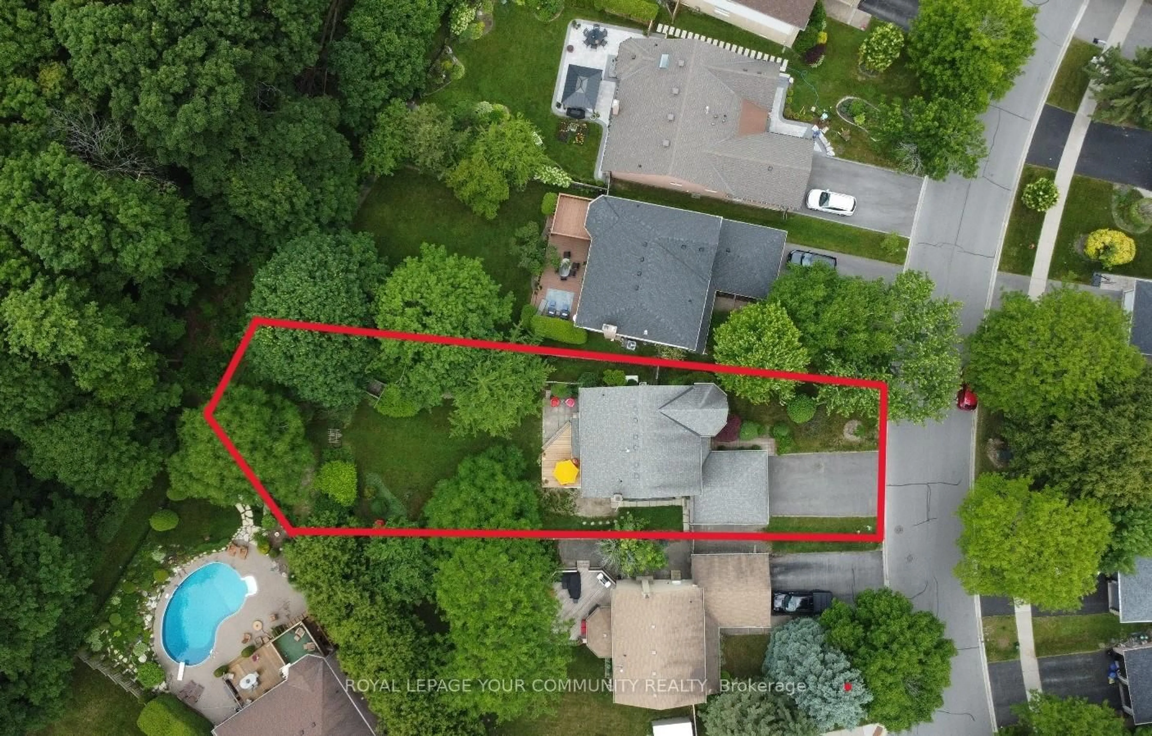 A pic from outside/outdoor area/front of a property/back of a property/a pic from drone, street for 209 Tamarac Tr, Aurora Ontario L4G 5V9